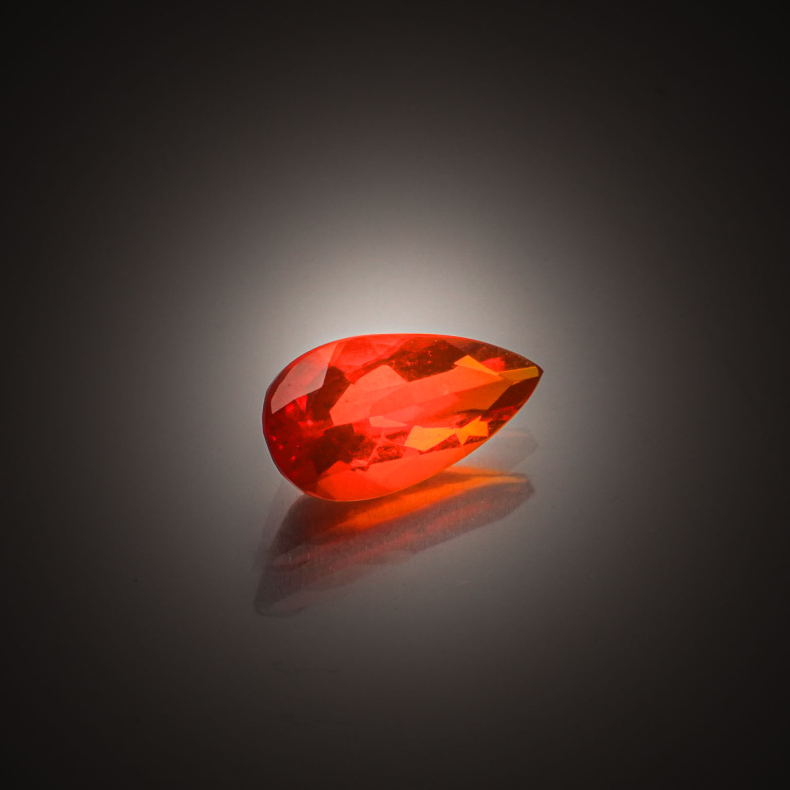 Opale de feu poire sur papier. - Lazuli