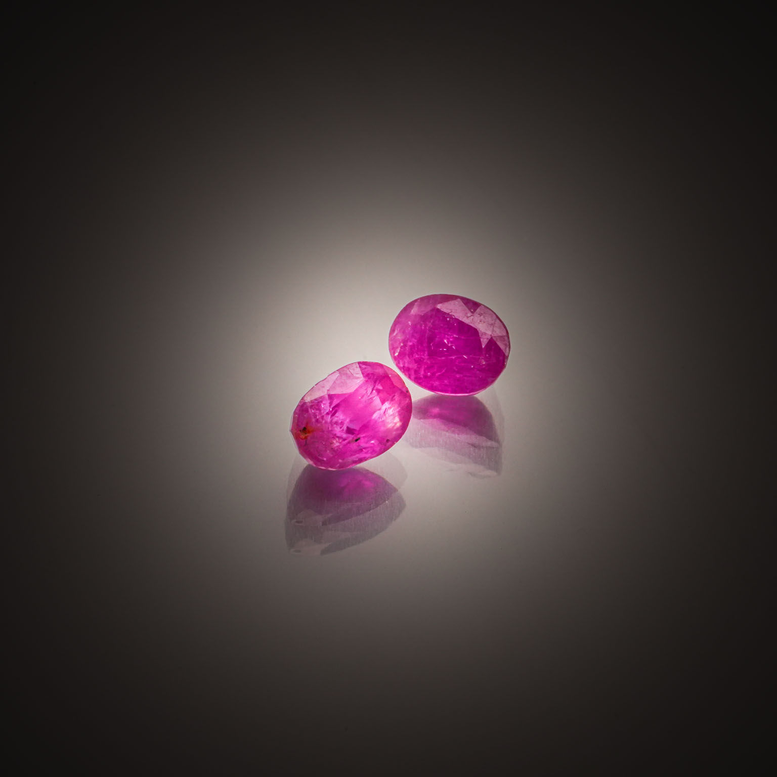 Lot de deux rubis ovales sur papier. - Lazuli