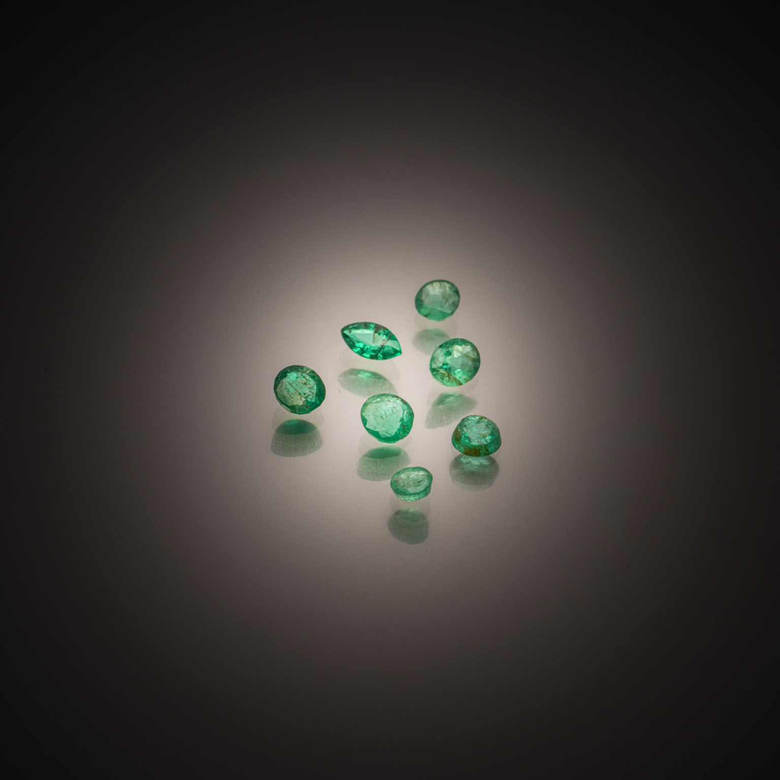 Lot d&rsquo;émeraudes sur papier. - Lazuli