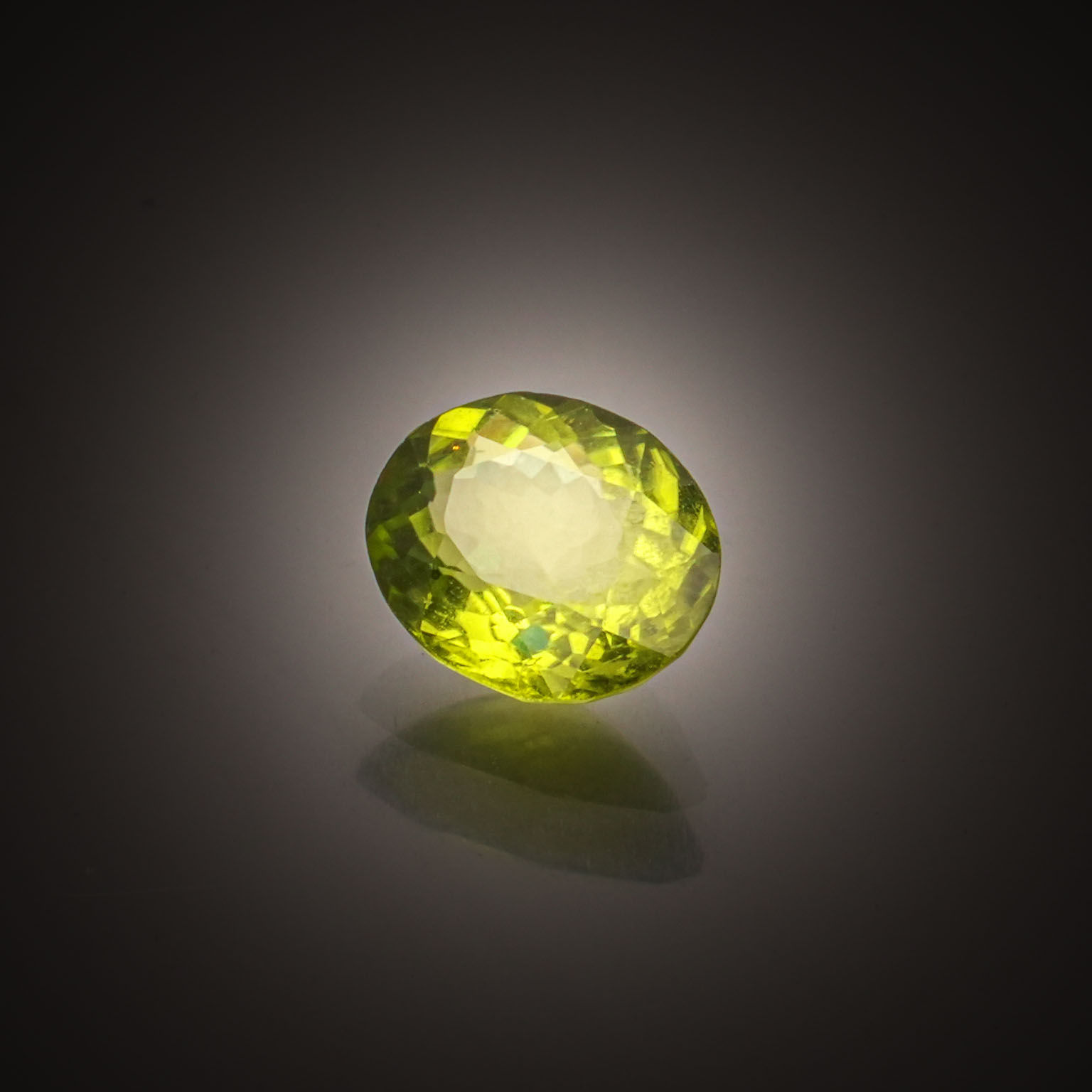 Péridot ovale sur papier. - Lazuli