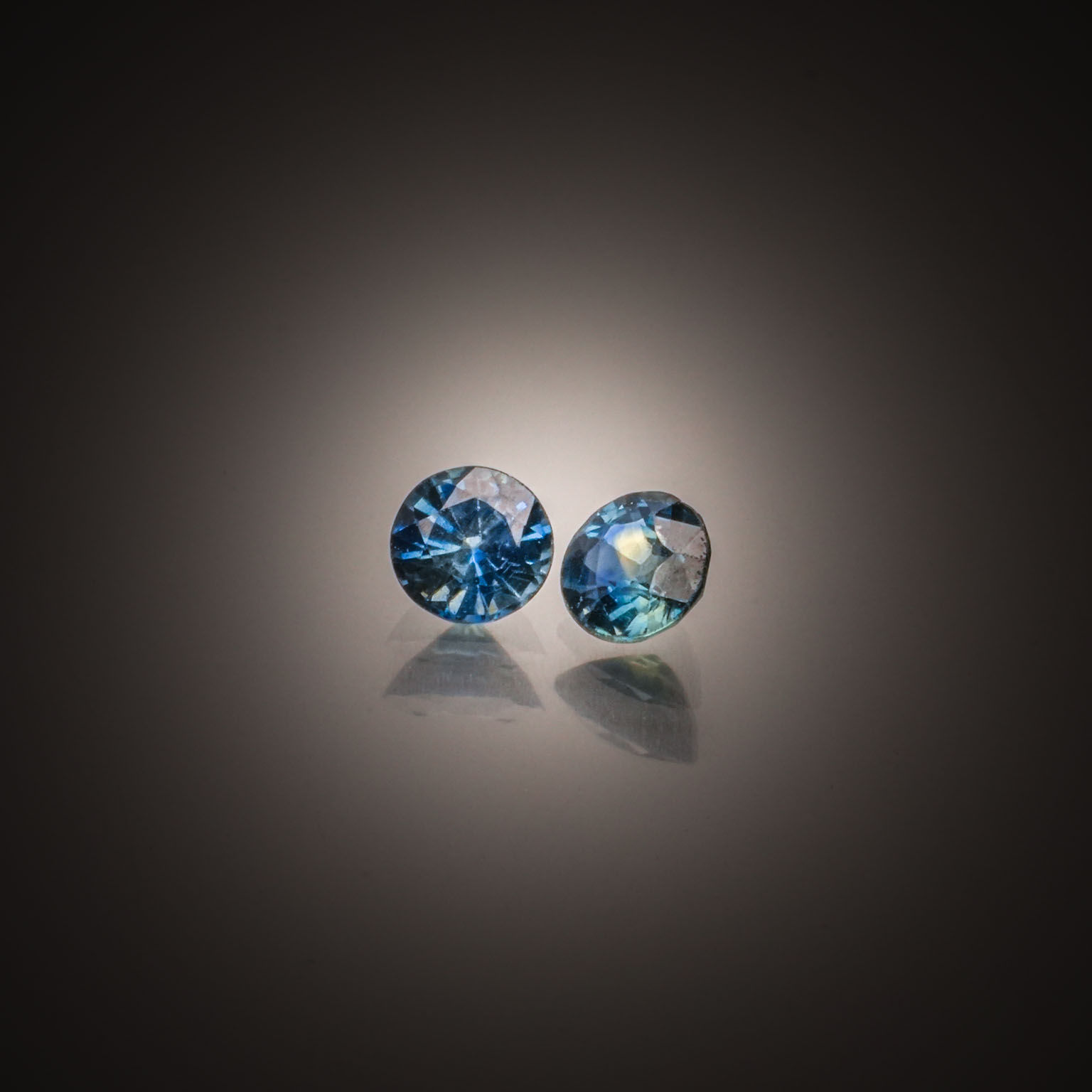 Appairage de saphirs ronds sur papier. - Lazuli