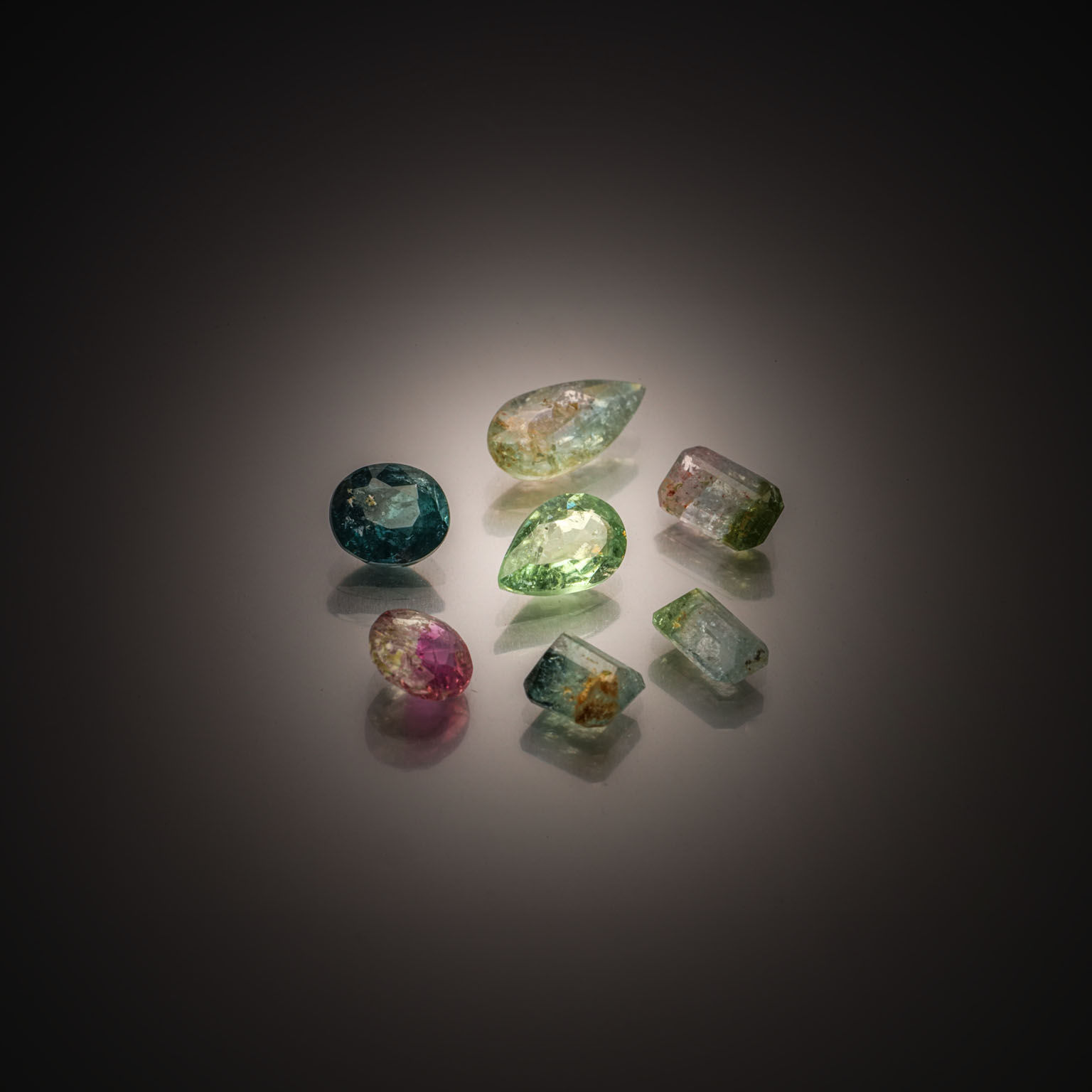 Lot de sept tourmalines sur papier. - Lazuli