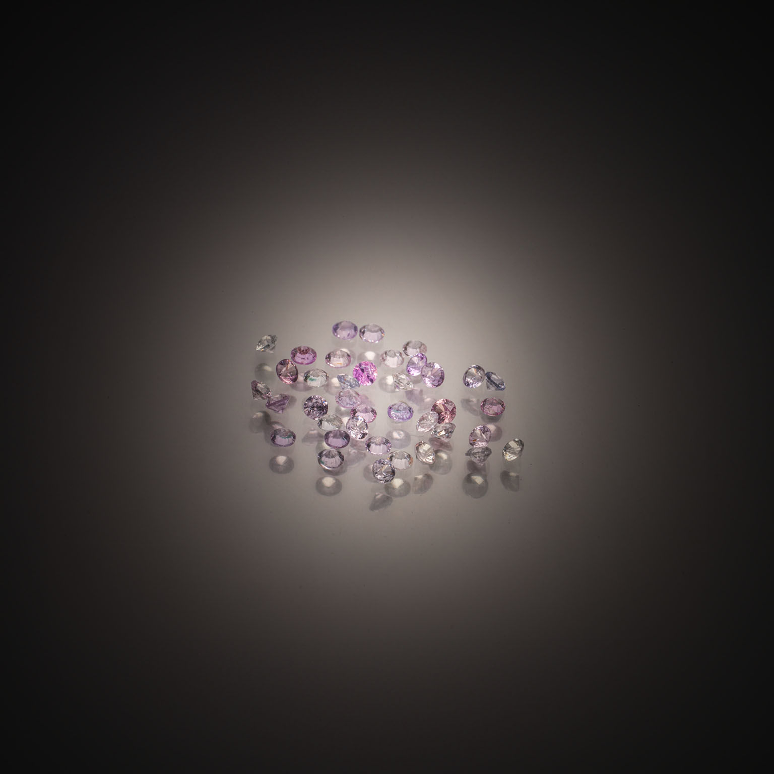 Lot de saphirs roses ronds sur papier. - Lazuli