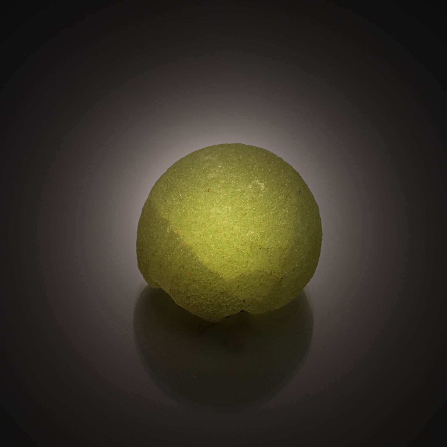 Saphir vert cœur sur papier. - Lazuli