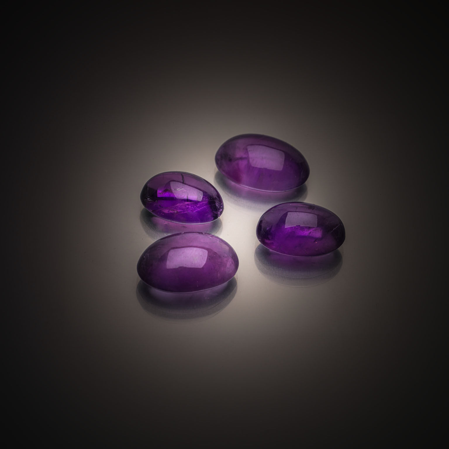 Améthyste ovale sur papier. - Lazuli