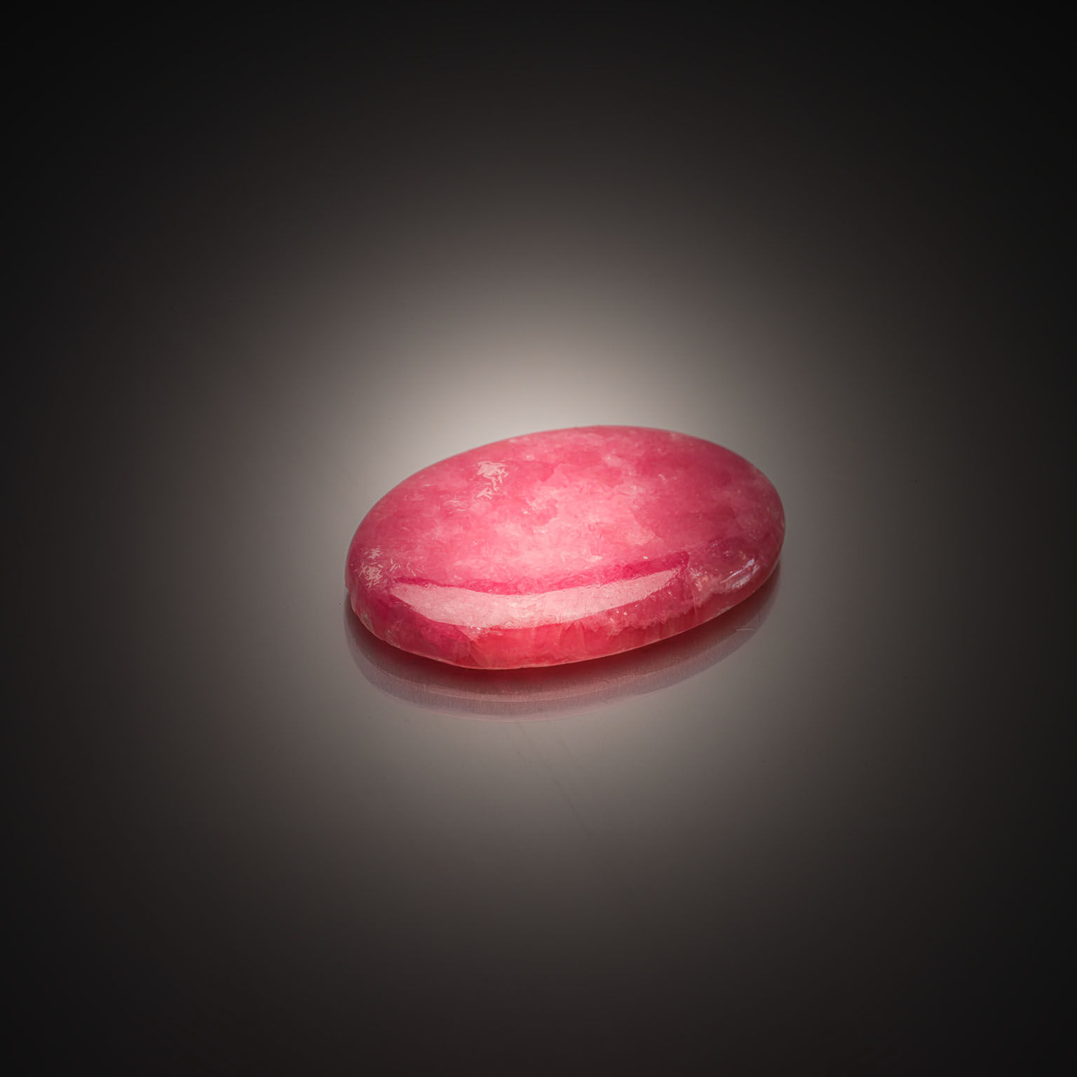 Rhodochrosite ovale cabochon sur papier. - Lazuli