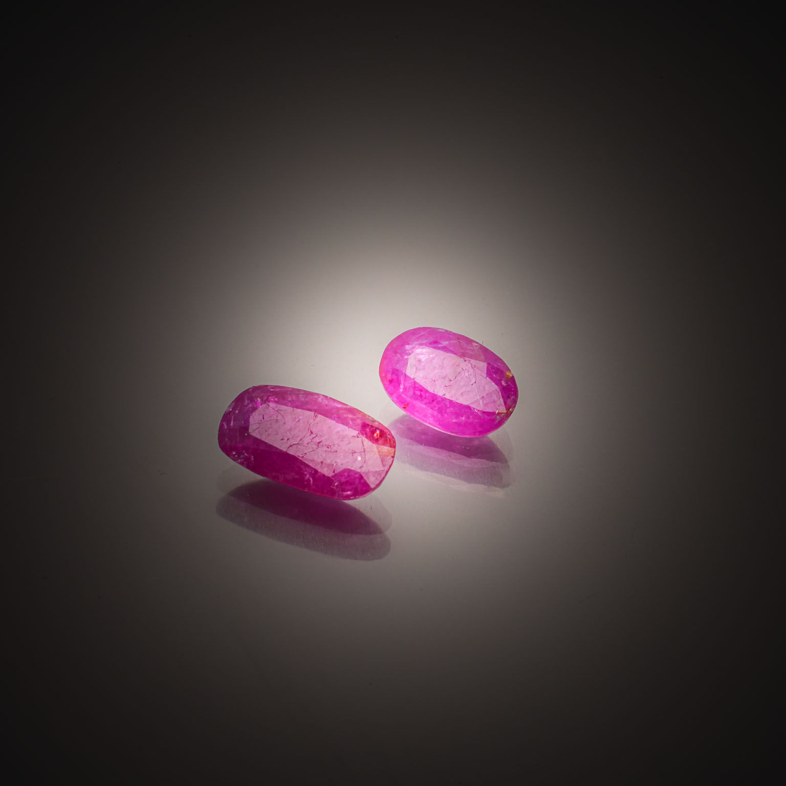 Lot de huit saphirs carrés sur papier. - Lazuli