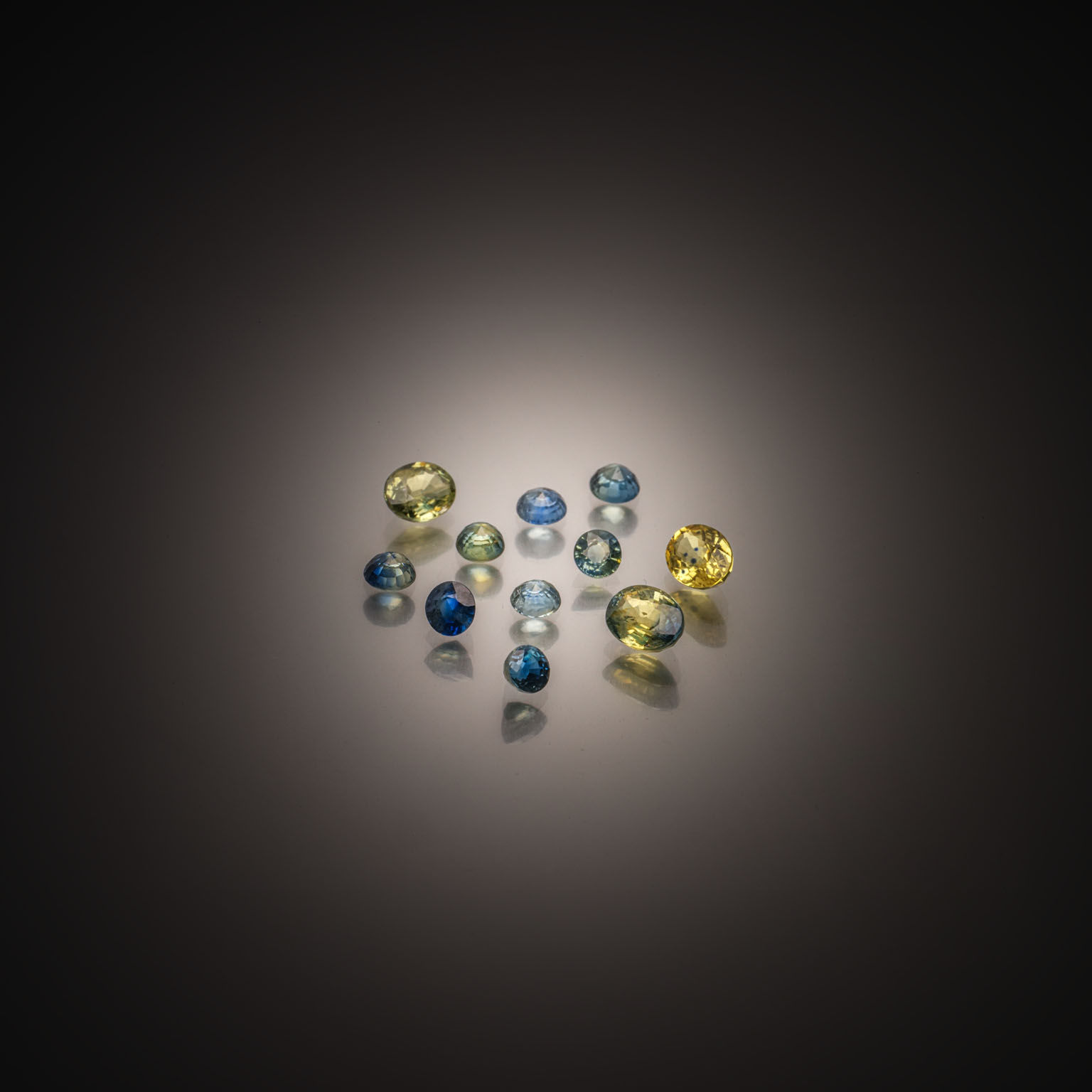 Lot de six saphirs ronds sur papier. - Lazuli