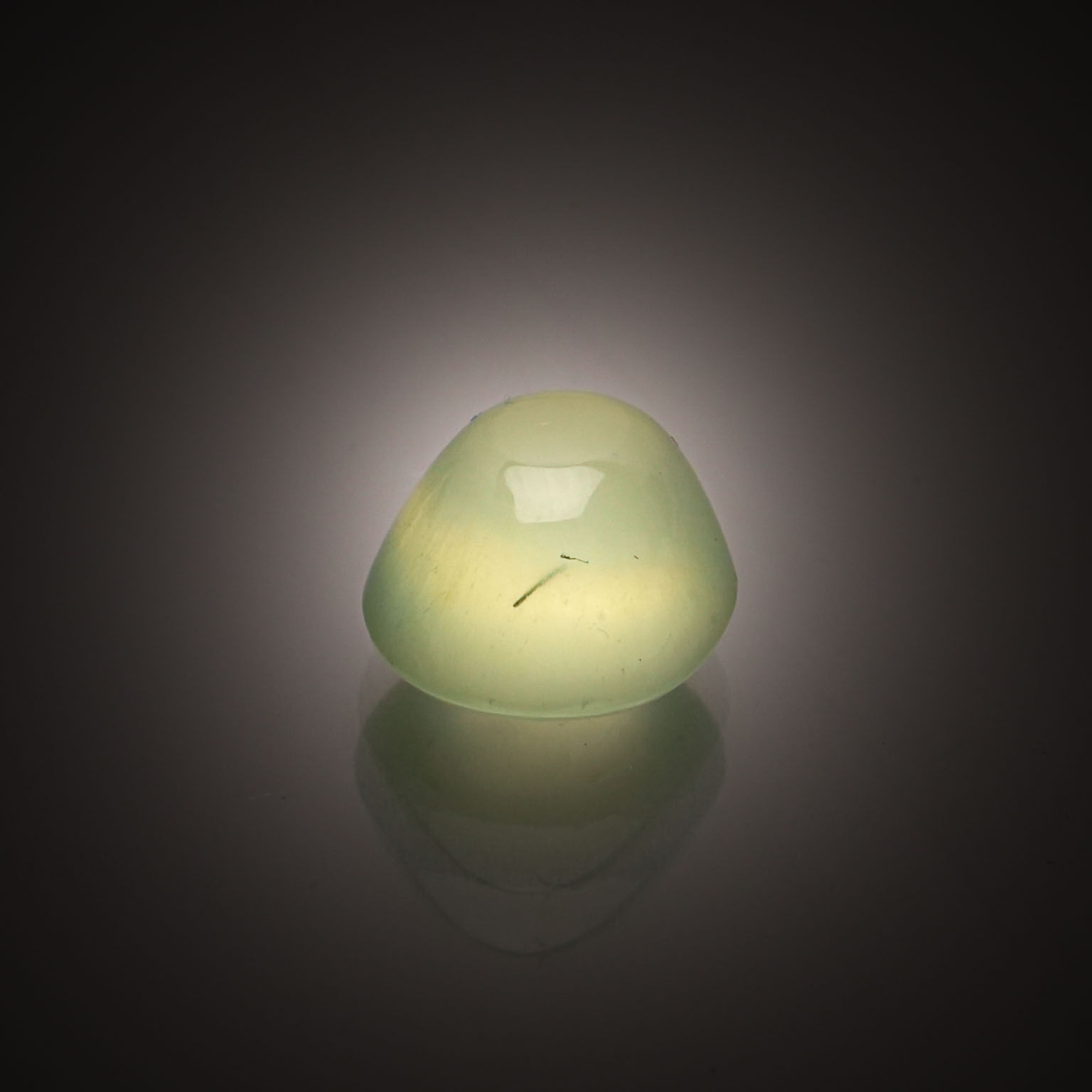 Grenat tsavorite marquise sur papier. - Lazuli