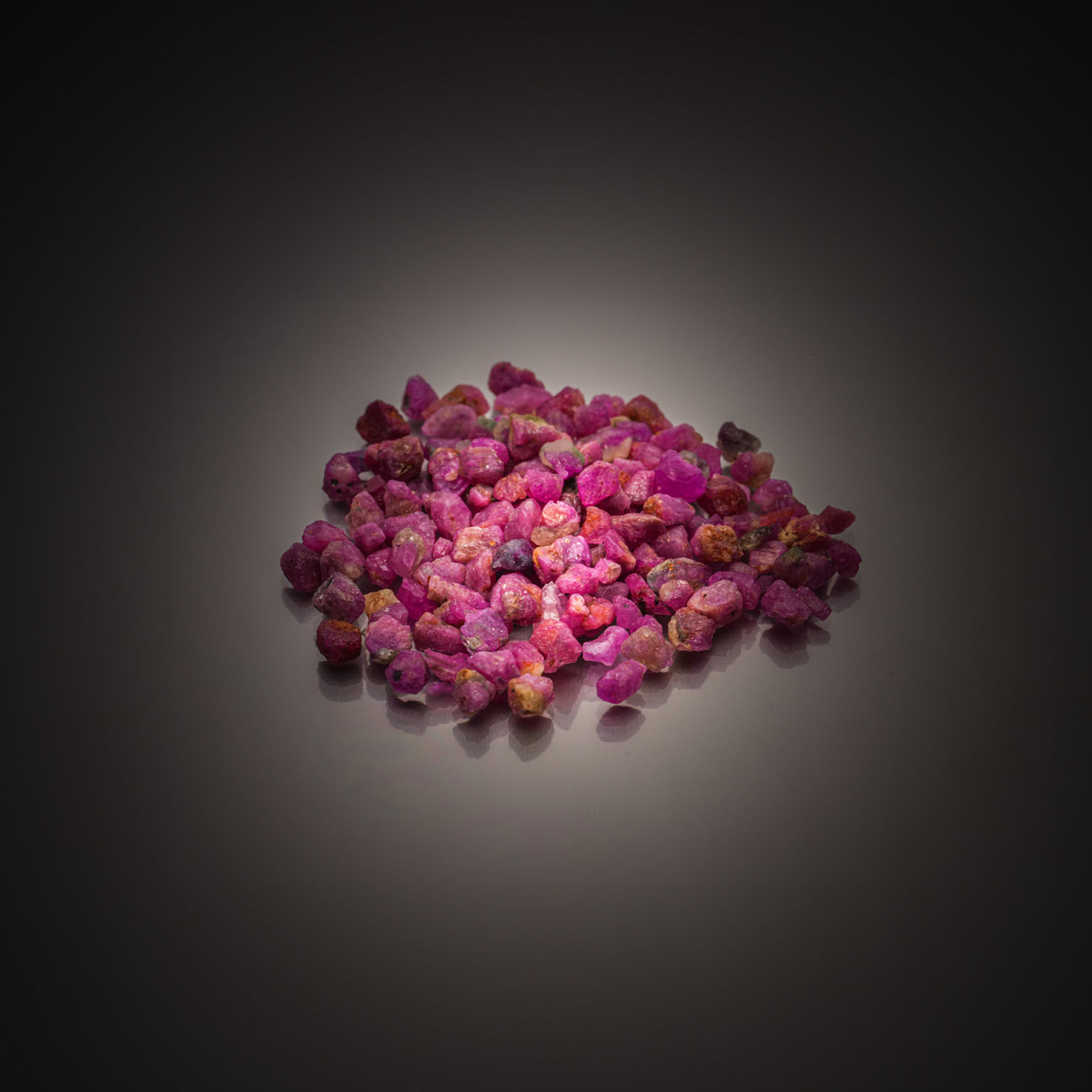 Topaze verte ovale sur papier. - Lazuli