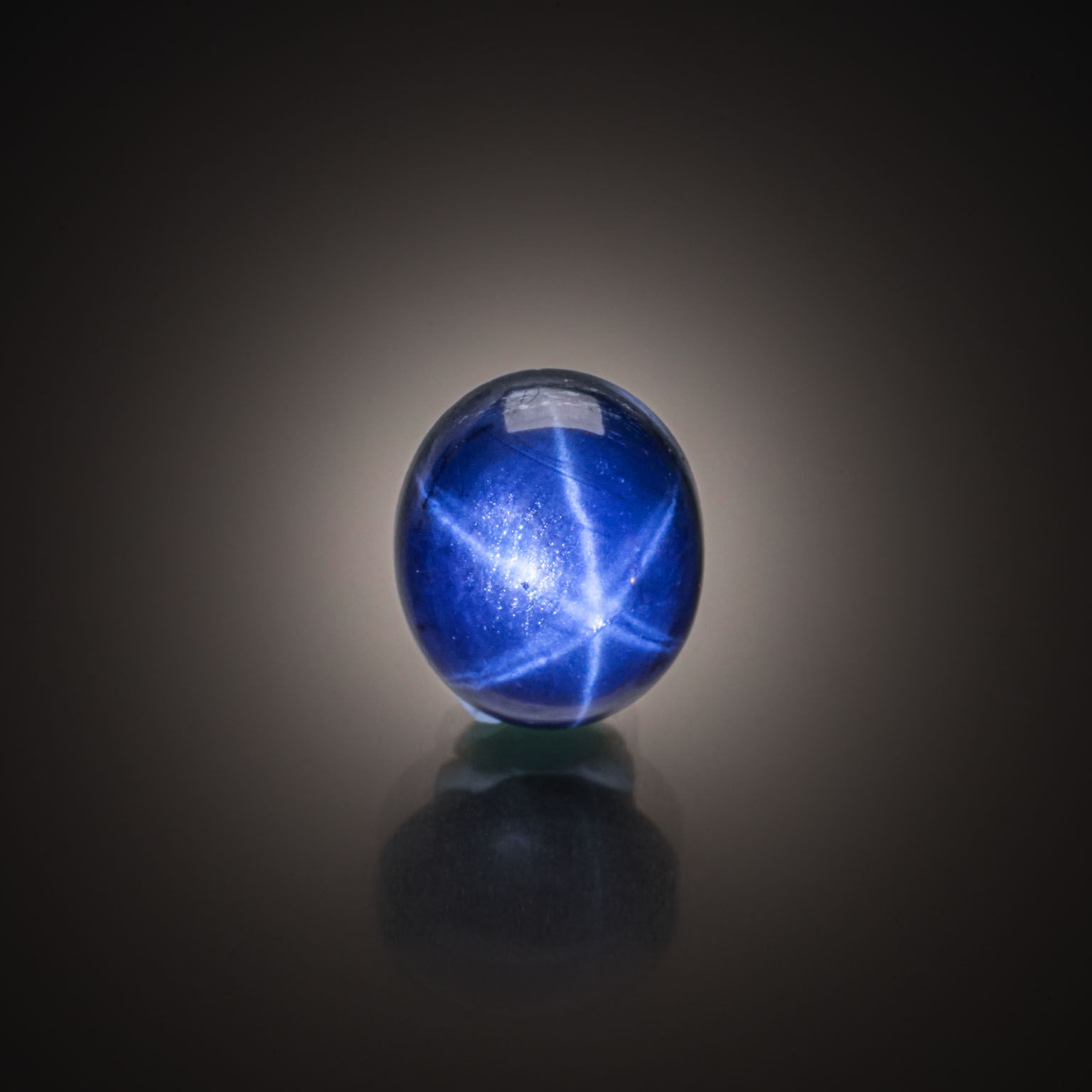 Saphir étoilé ovale sur papier. - Lazuli