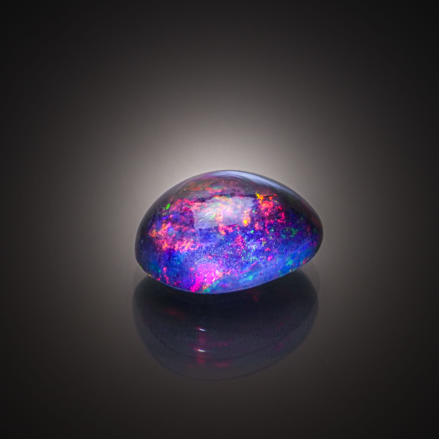 Lot de quatre améthystes brutes sur papier. - Lazuli