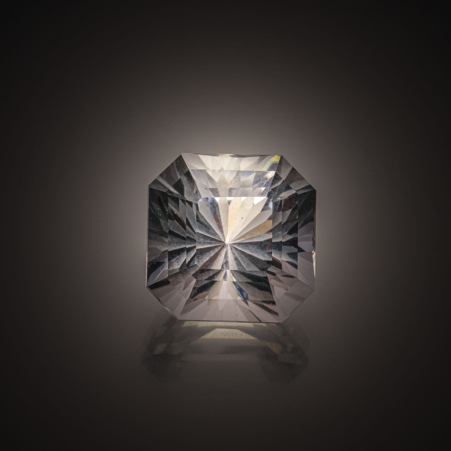 Scapolite œil-de-chat ovale cabochon sur papier. - Lazuli