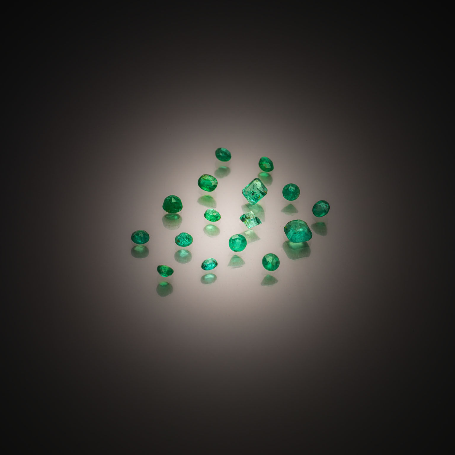 Topaze verte ovale sur papier. - Lazuli