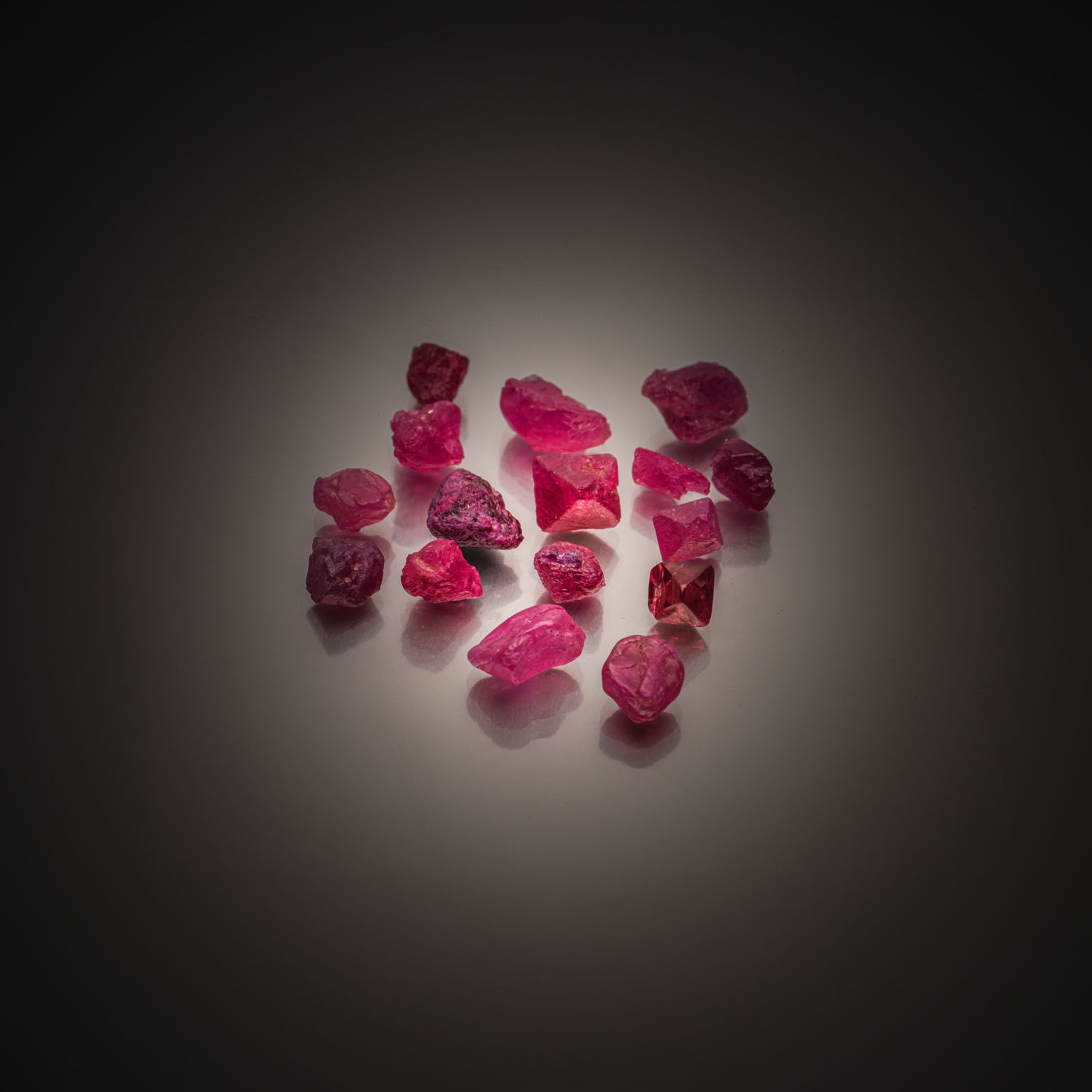 Lot de saphirs padparascha ronds sur papier. - Lazuli