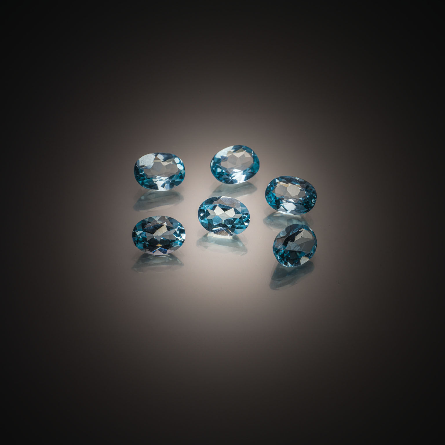 Péridot ovale sur papier. - Lazuli