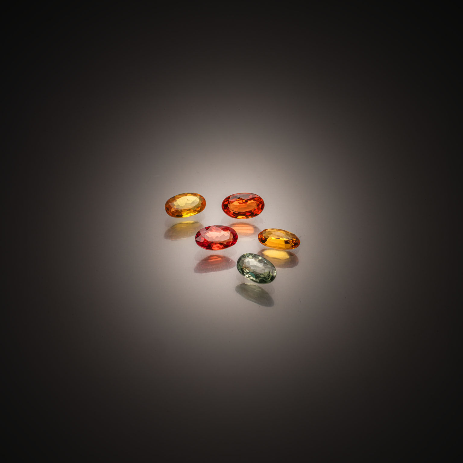 Lot de six saphirs ovales sur papier. - Lazuli