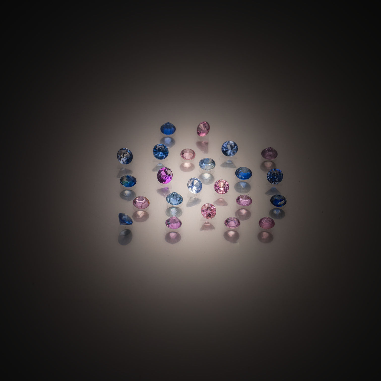 Appairage de grenats rhodolites trillions sur papier. - Lazuli