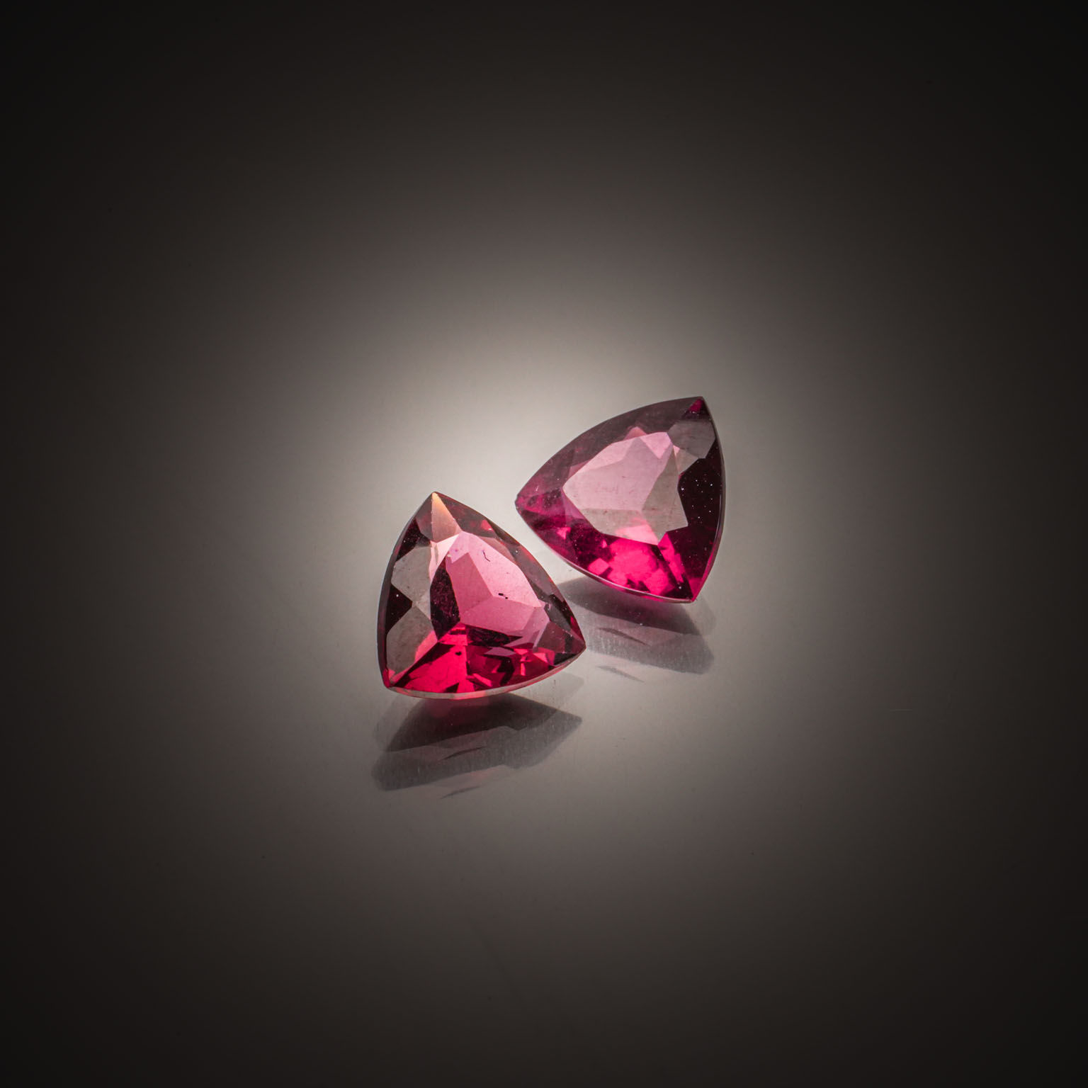 Appairage de grenats rhodolites trillions sur papier. - Lazuli