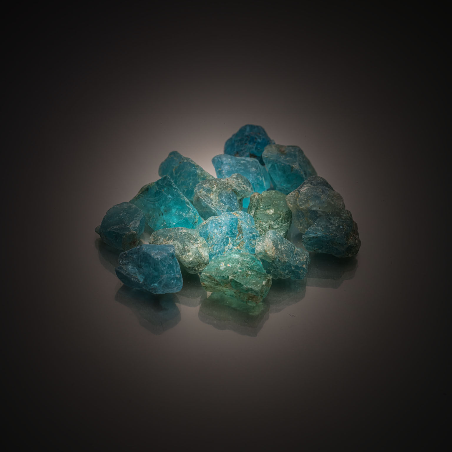 Topaze impériale ovale sur papier. - Lazuli