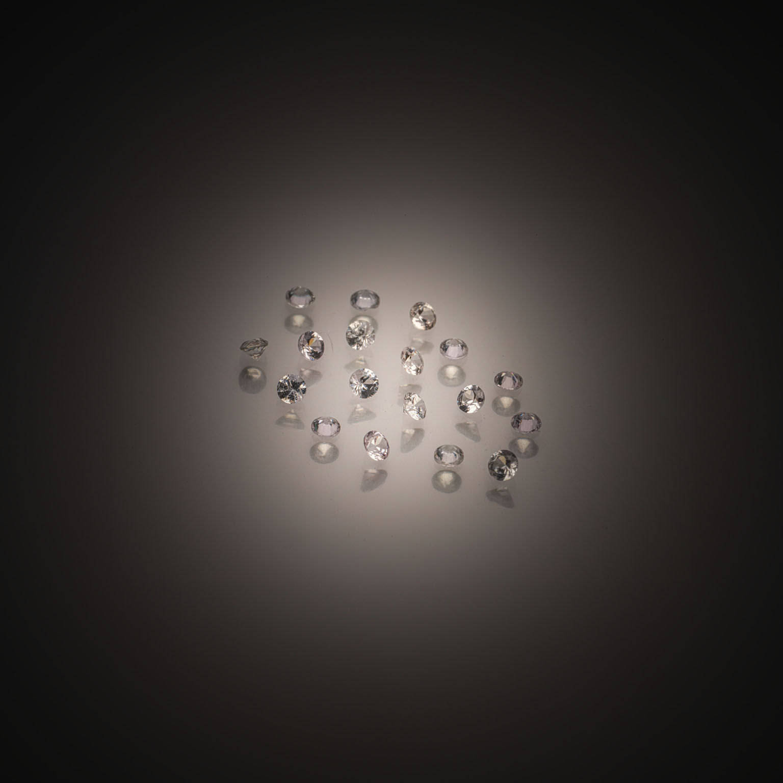 Appairage de diamants ronds sur papier. - Lazuli