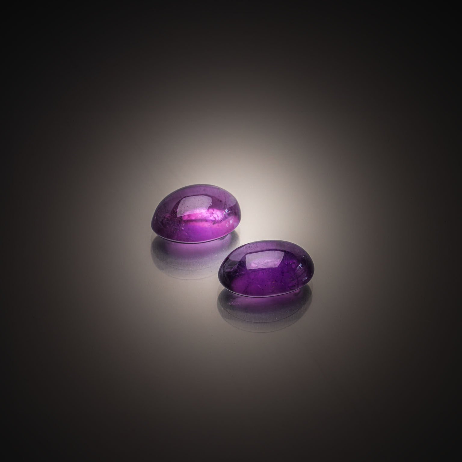 Opale de feu poire sur papier. - Lazuli