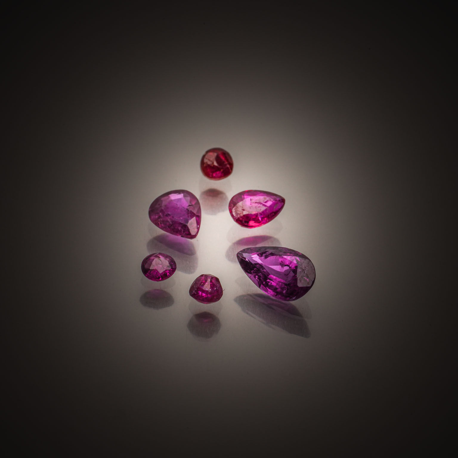 Opale noire ovale cabochon sur papier. - Lazuli