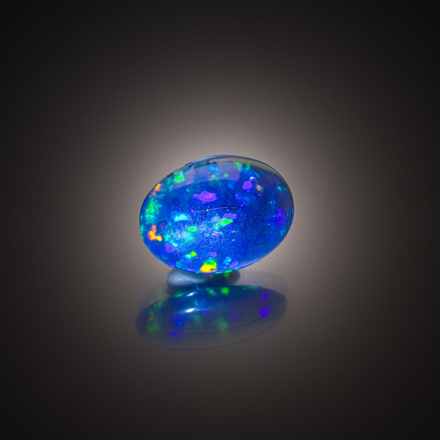 Zircon bleu ovale sur papier. - Lazuli