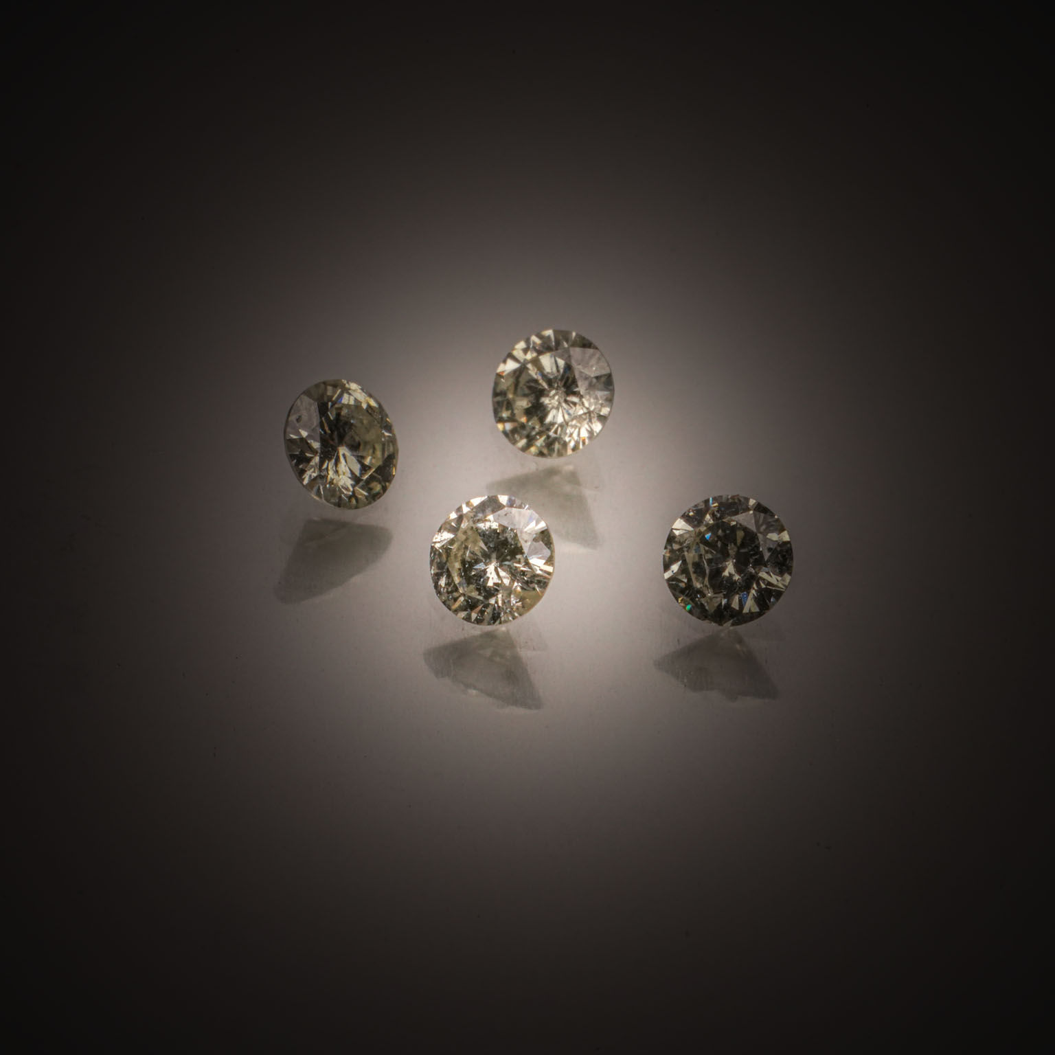 Cristal de roche facetté sur papier. - Lazuli