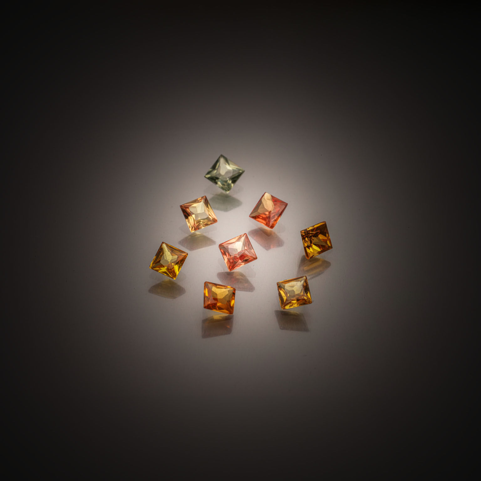 Grenat tsavorite marquise sur papier. - Lazuli