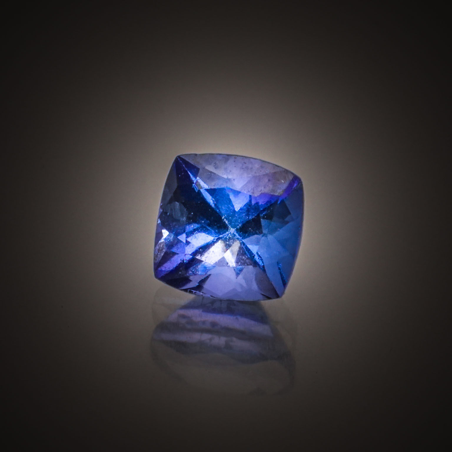 Tanzanite coussin sur papier. - Lazuli