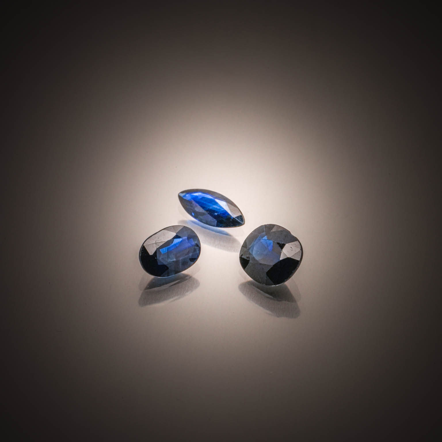 Lot de six saphirs bleus et verts ovales sur papier. - Lazuli