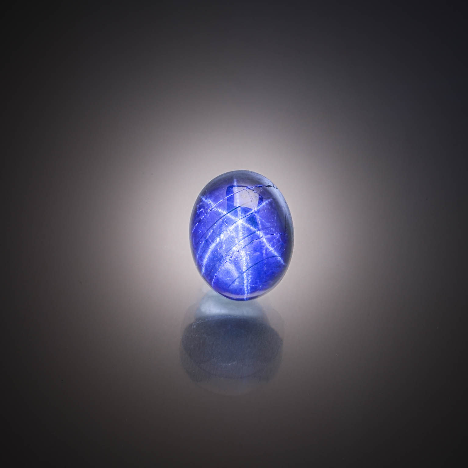 Saphir bicolore (bleu/jaune) ovale sur papier. - Lazuli