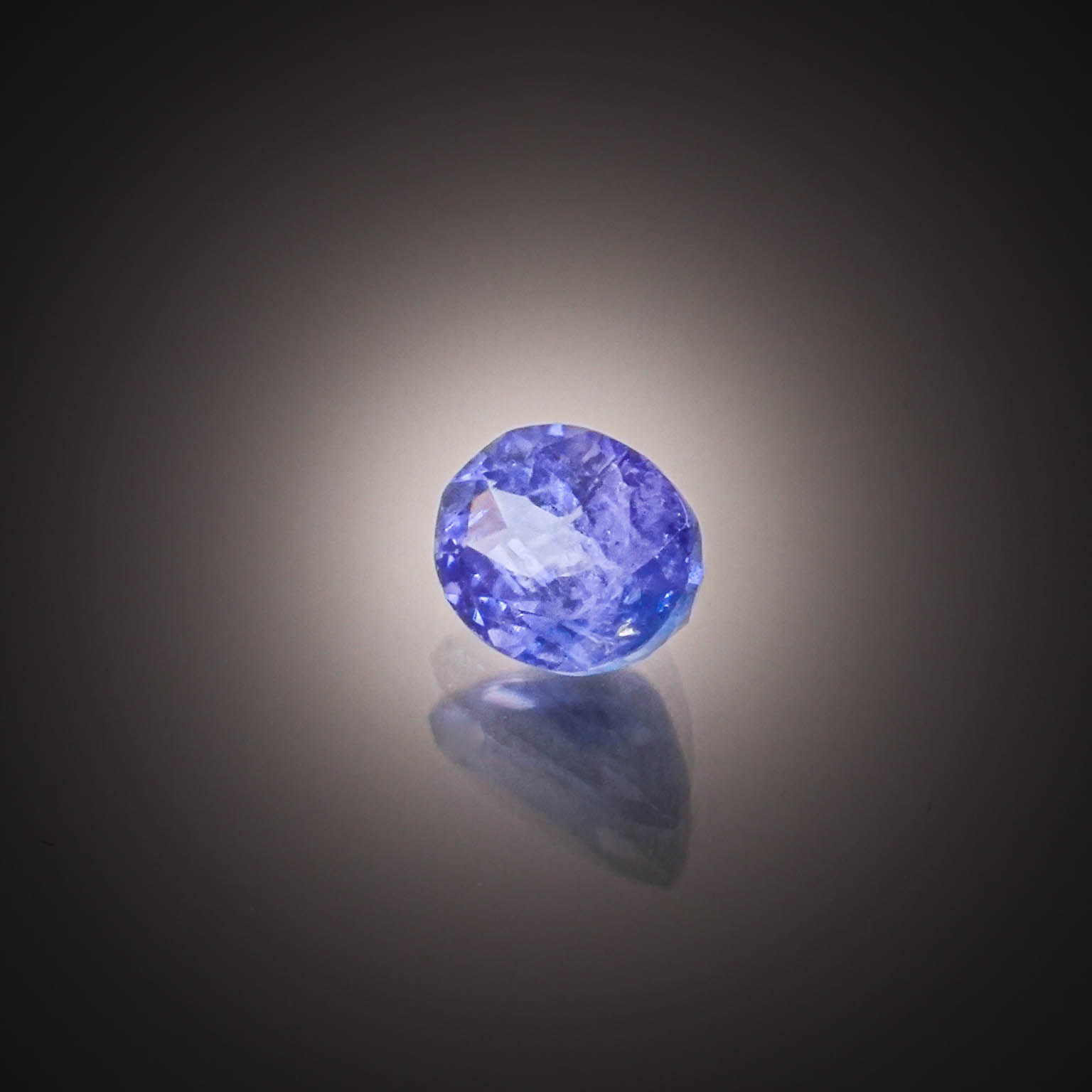 Saphir jaune ovale sur papier. - Lazuli