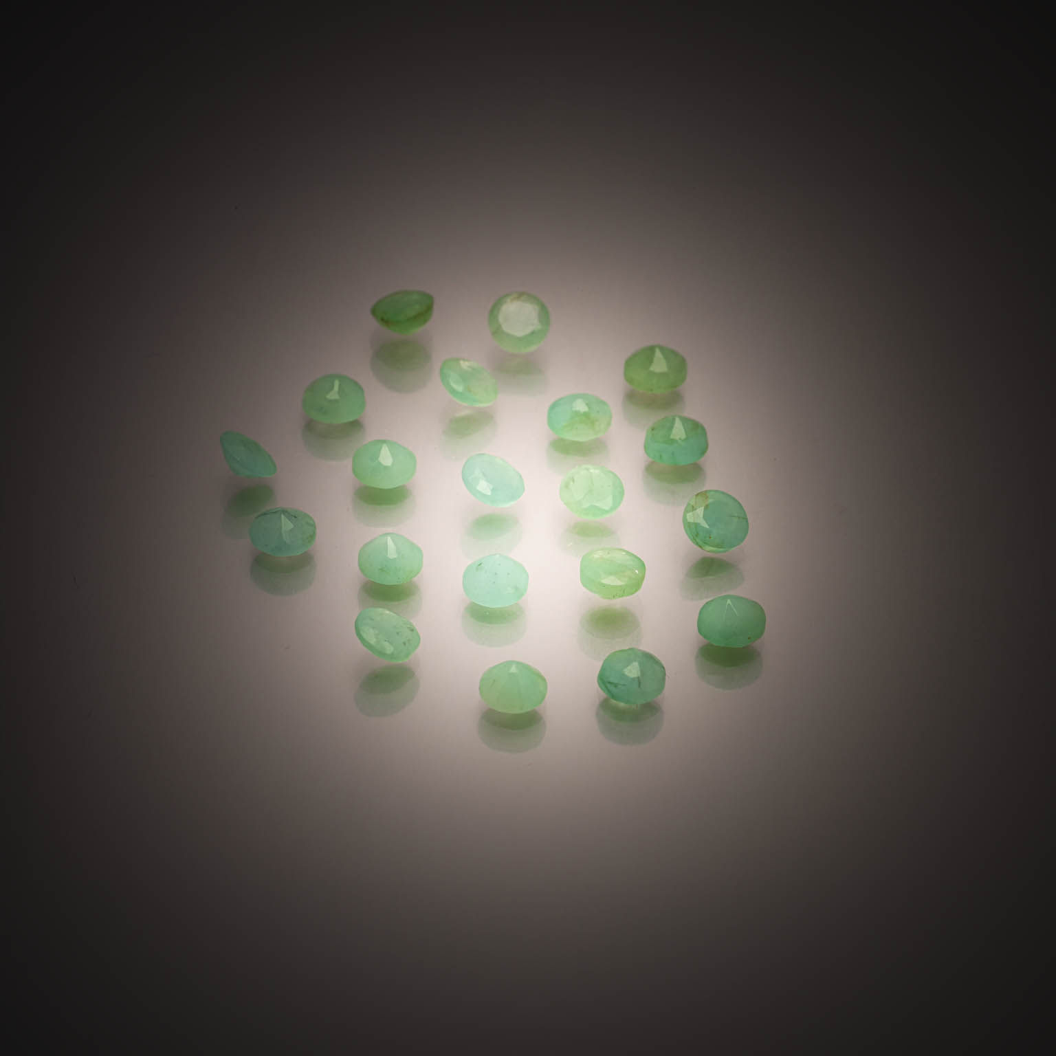 Lot de six saphirs bleus/verts poires sur papier. - Lazuli
