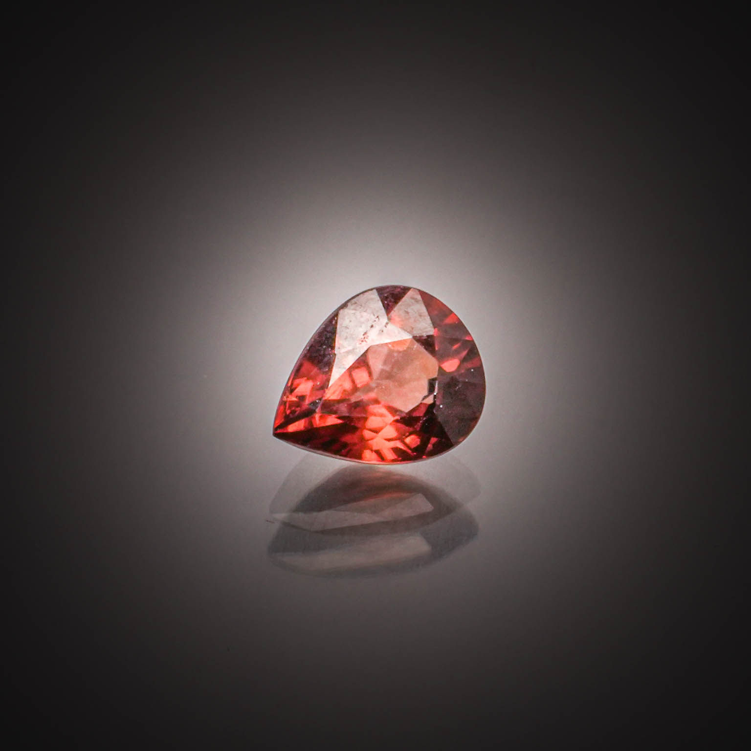 Quartz rose poire cabochon sur papier. - Lazuli