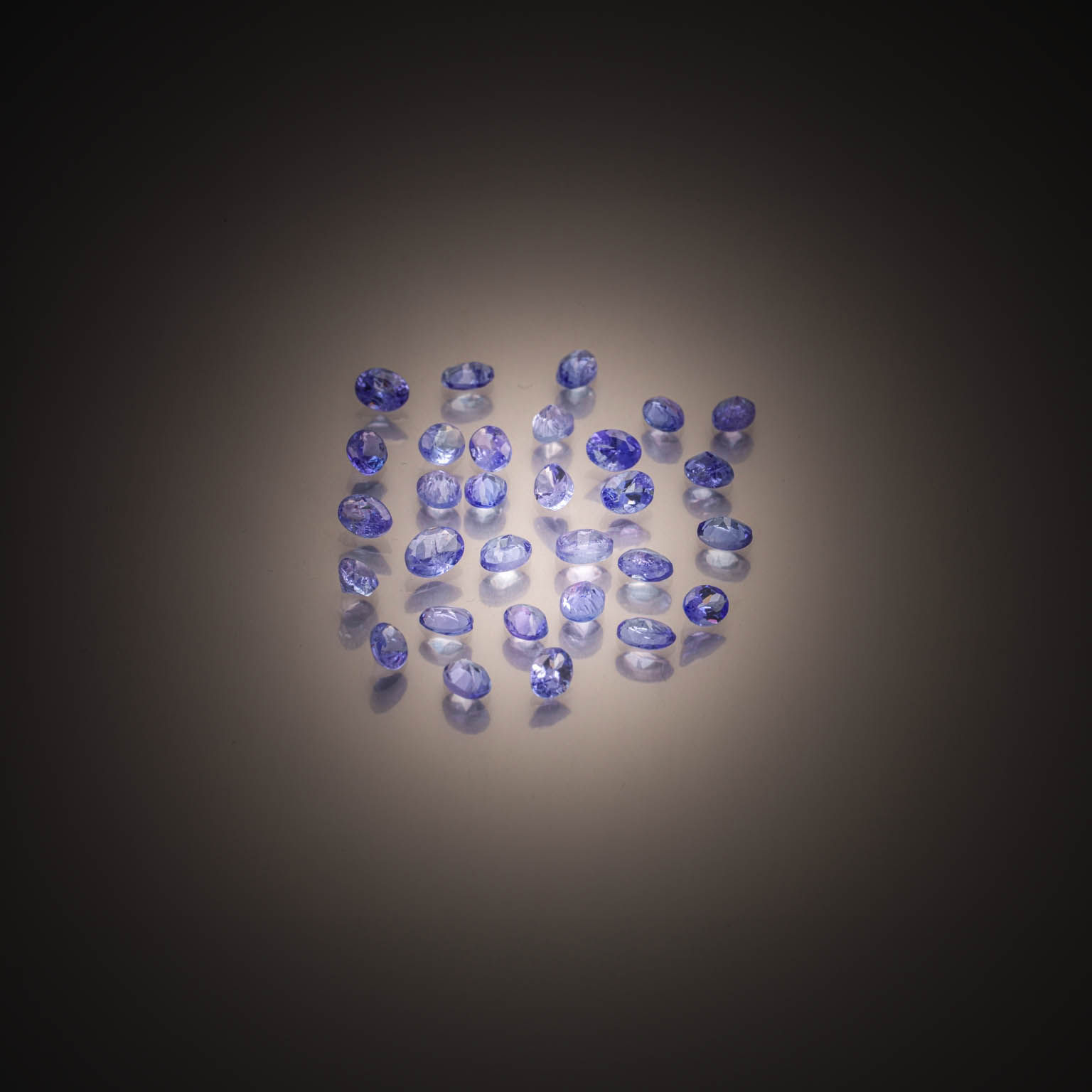 Lot de tanzanites ovales sur papier. - Lazuli