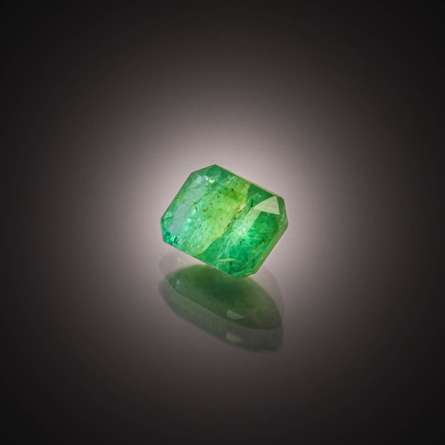 Lot de trois sphènes (titanites) ovales sur papier. - Lazuli