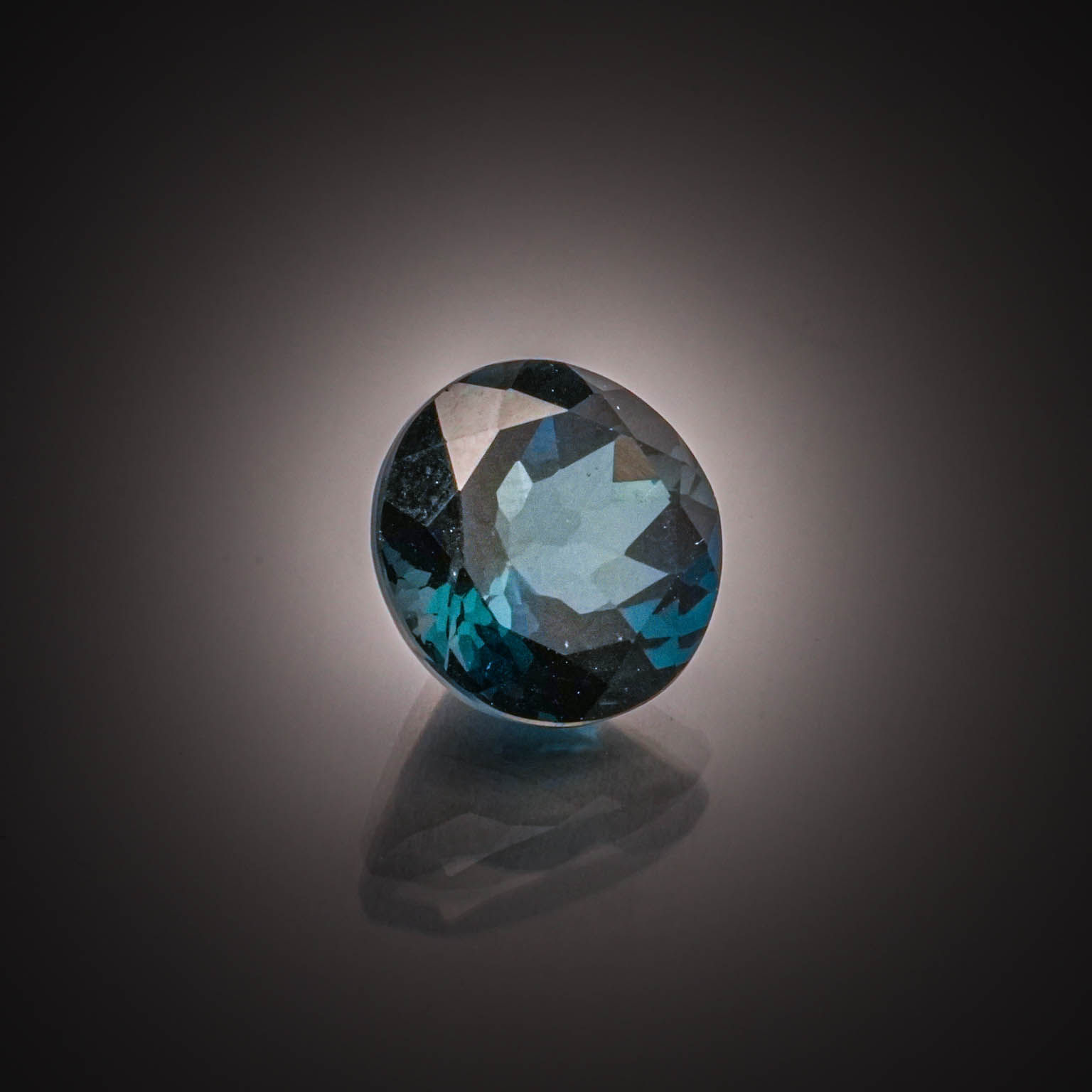 Saphir ovale sur papier. - Lazuli