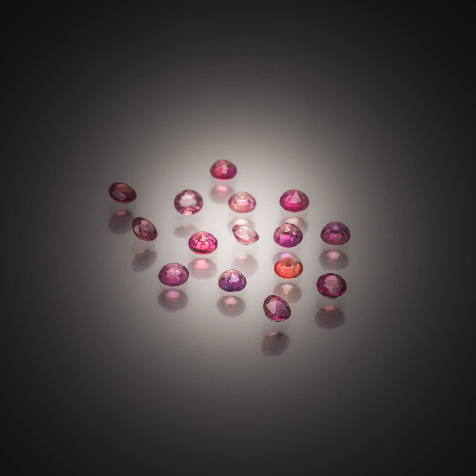 Lot de trois diamants ronds sur papier. - Lazuli