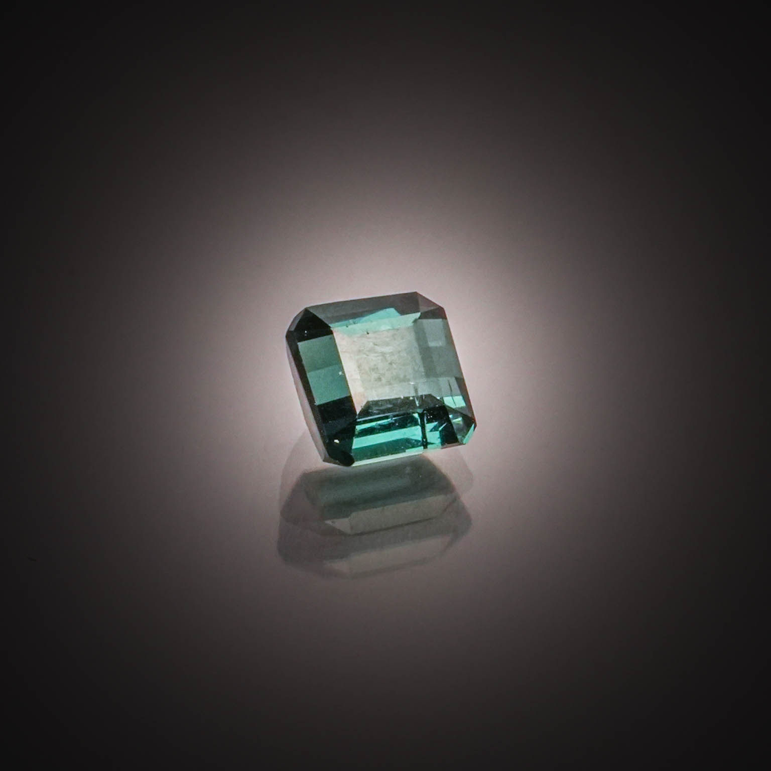 Fluorite verte ovale cabochon sur papier. - Lazuli