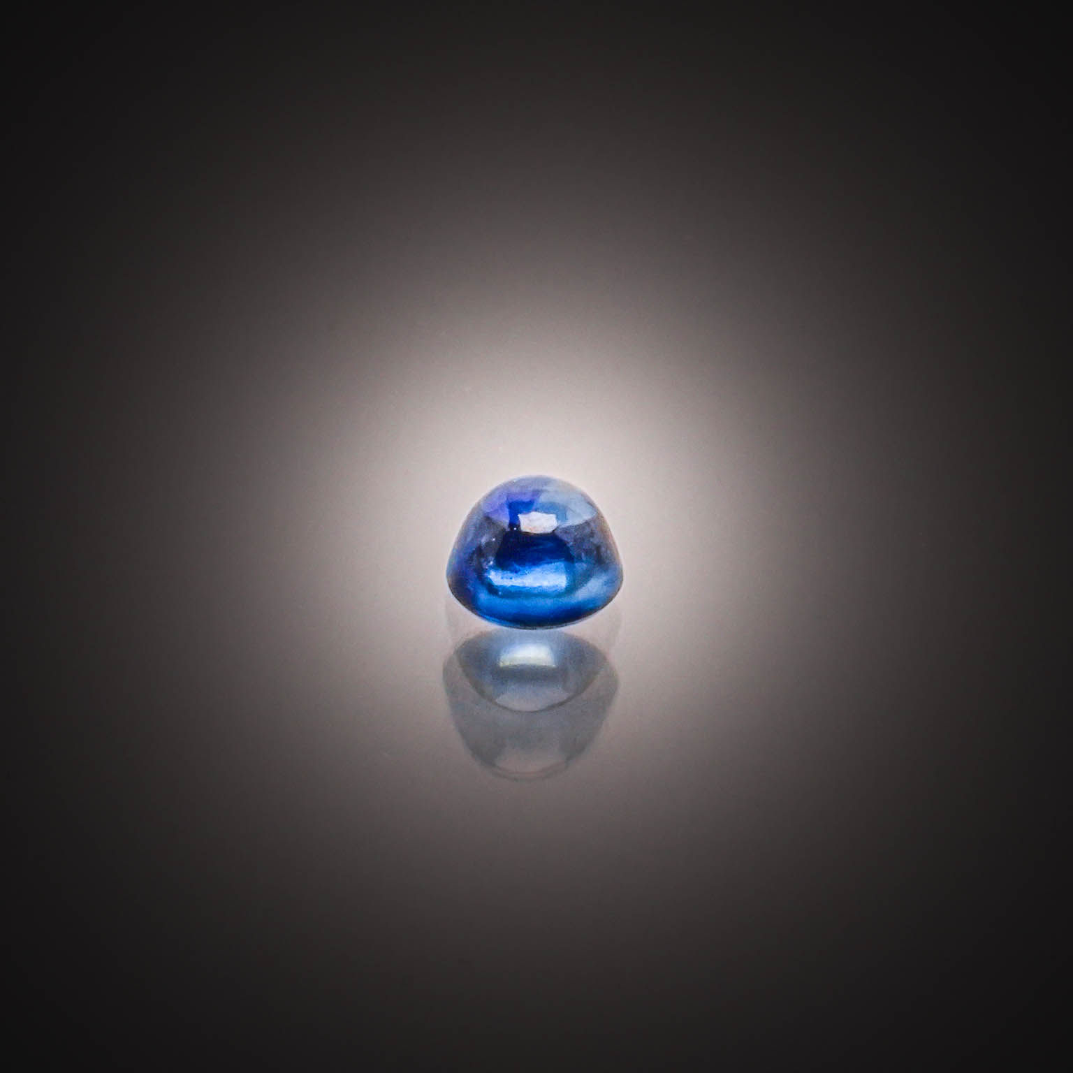 Opale ovale cabochon sur papier. - Lazuli