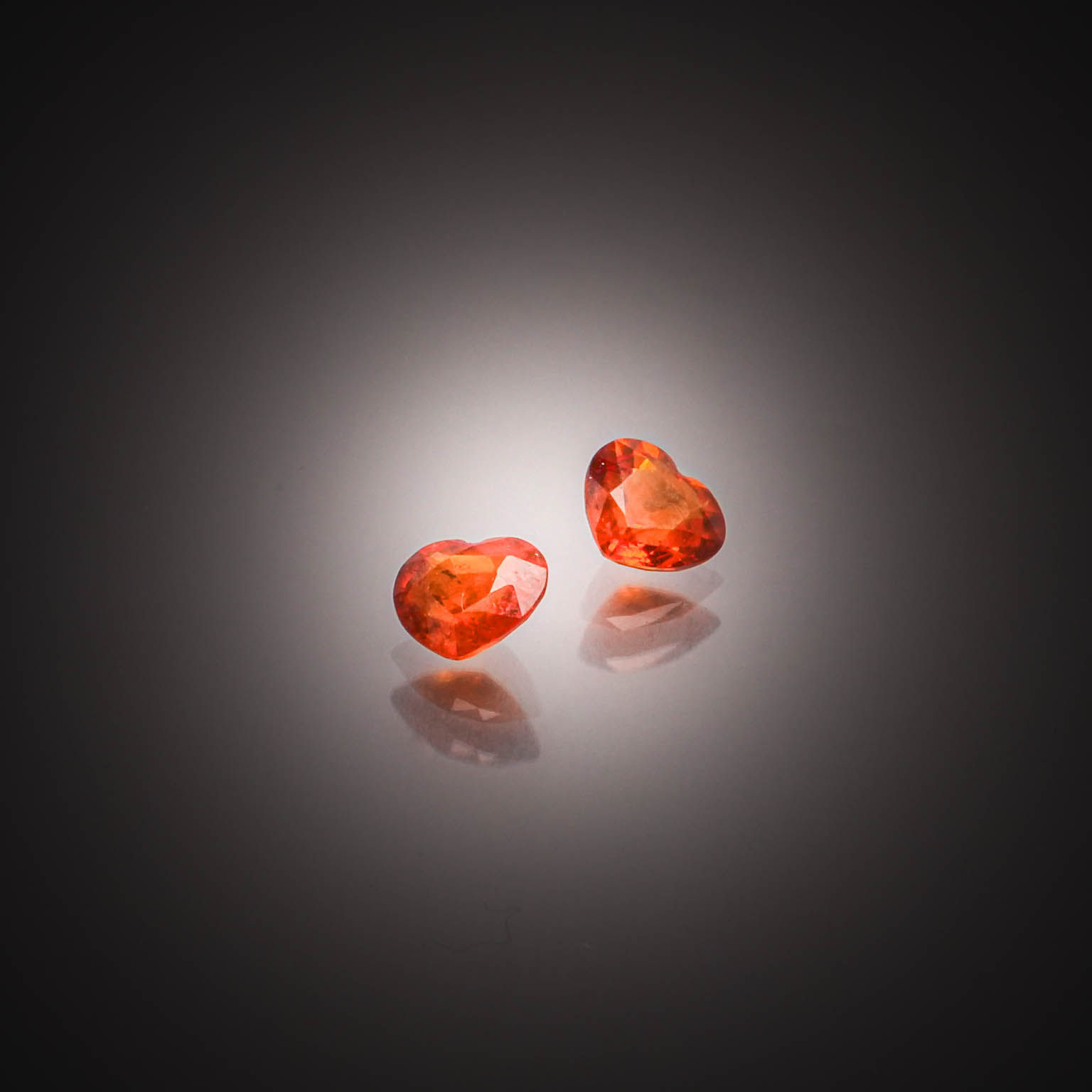Lot de trois diamants ronds sur papier. - Lazuli