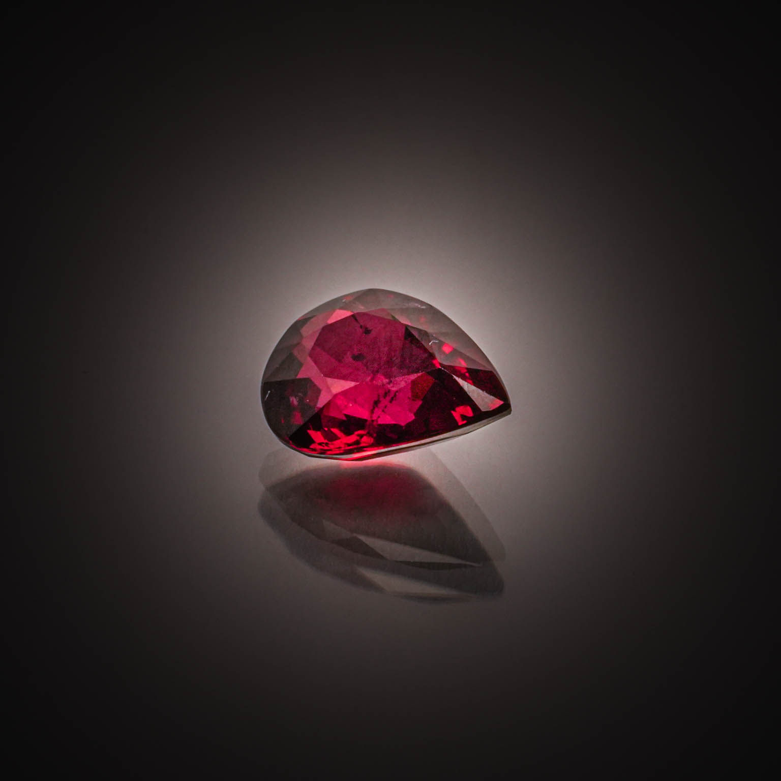 Grenat rhodolite poire sur papier. - Lazuli