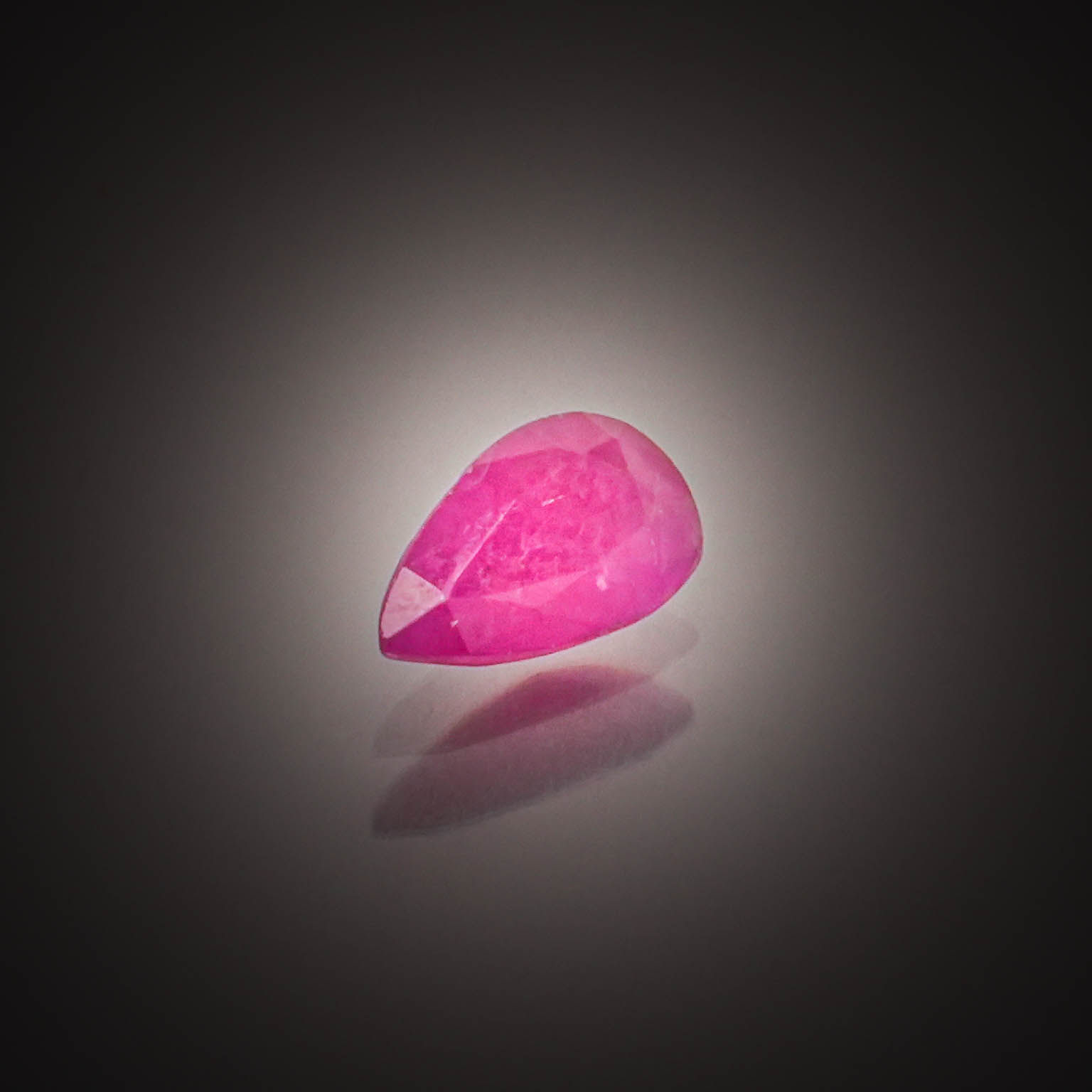 Appairage de tanzanites coussins sur papier. - Lazuli