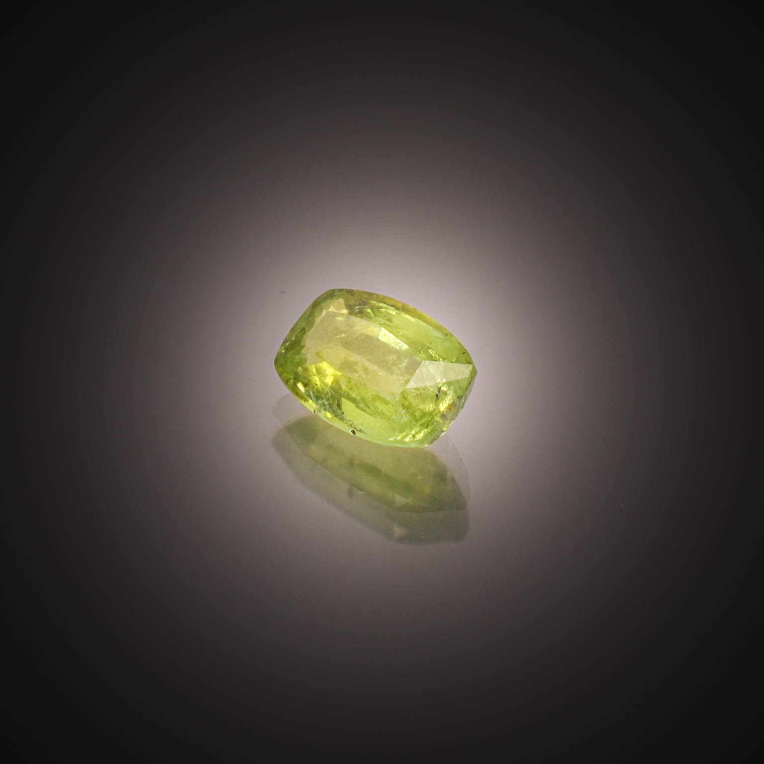 Apatite bleue/verte ovale sur papier. - Lazuli