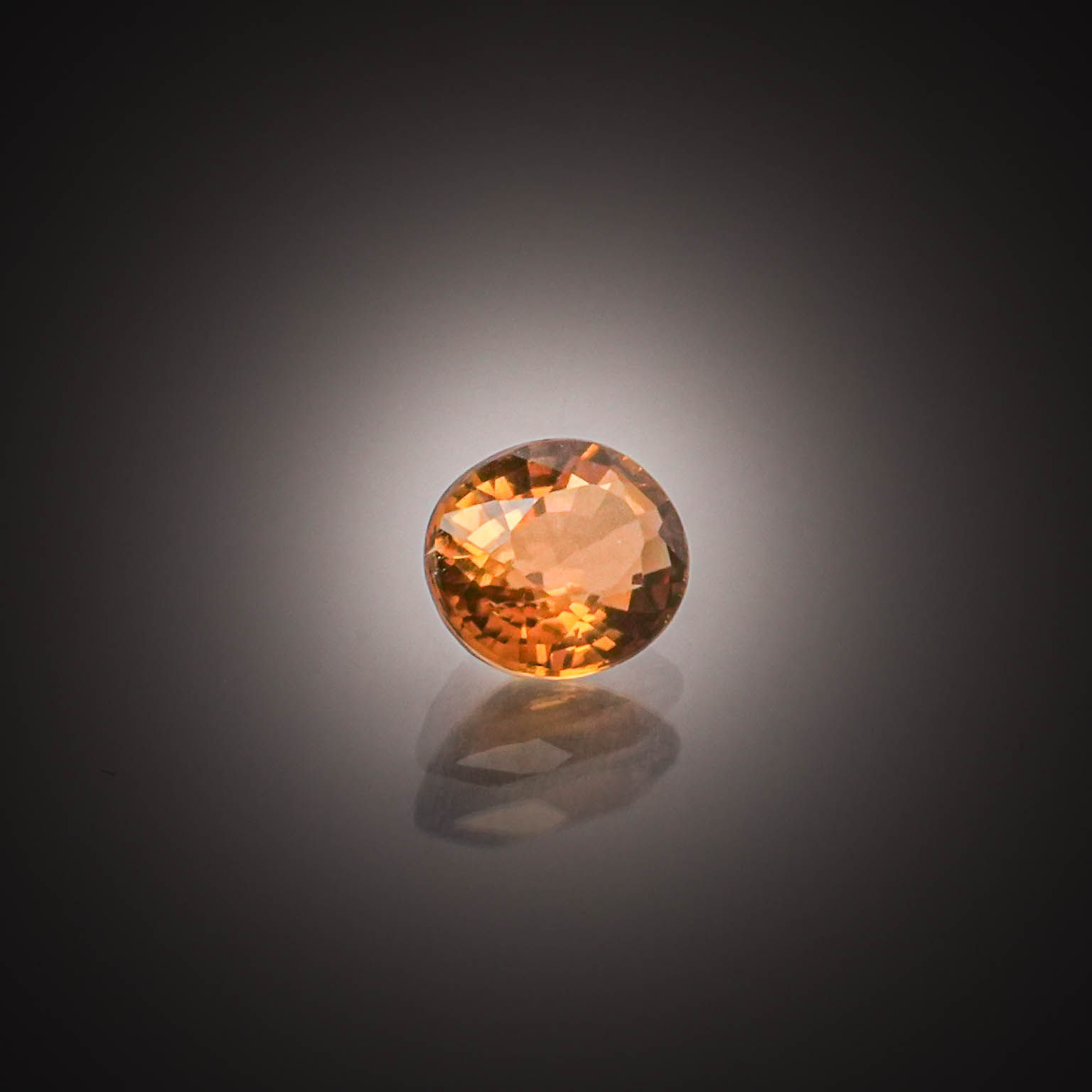Zircon orange ovale sur papier. - Lazuli
