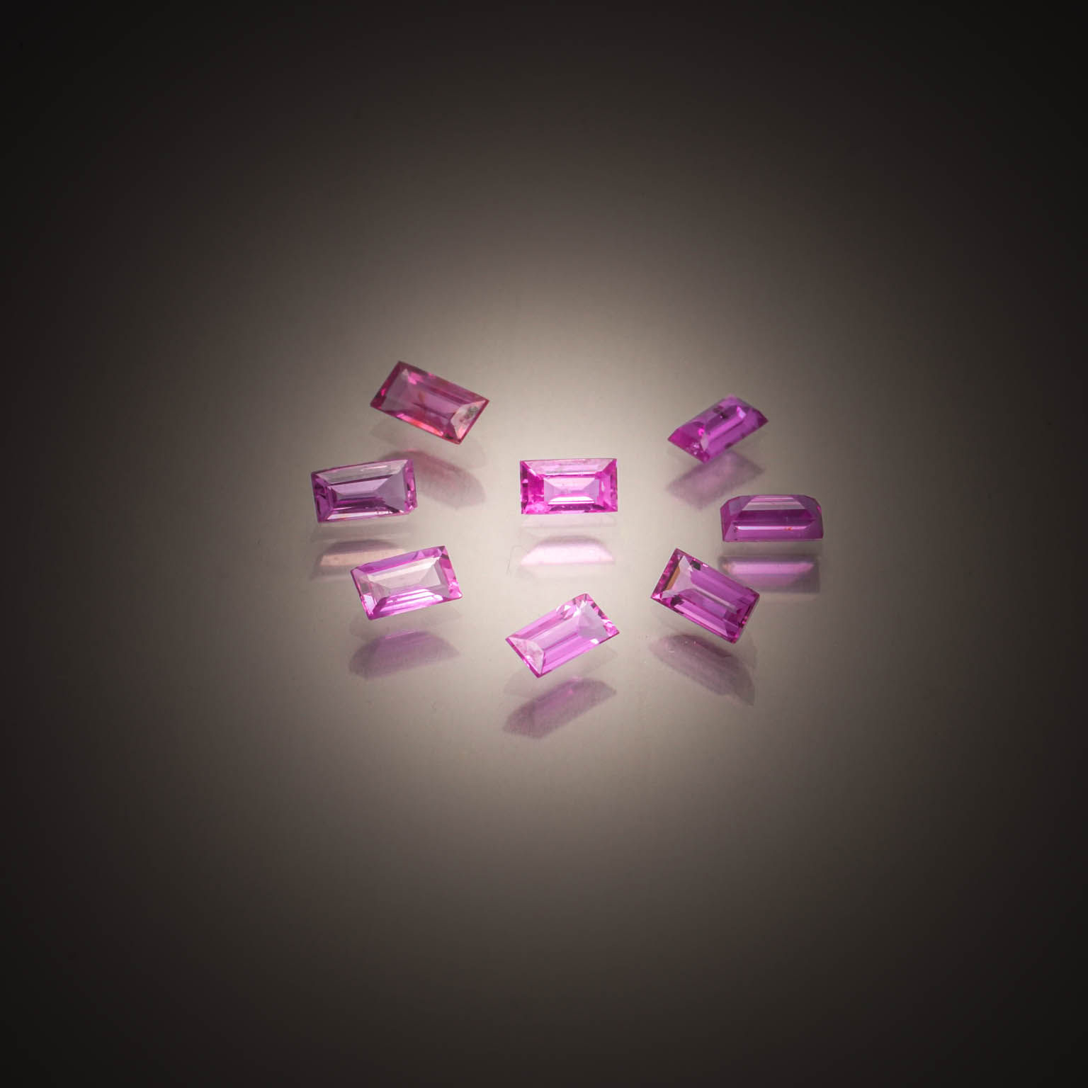 Lot de huit saphirs roses baguettes sur papier. - Lazuli