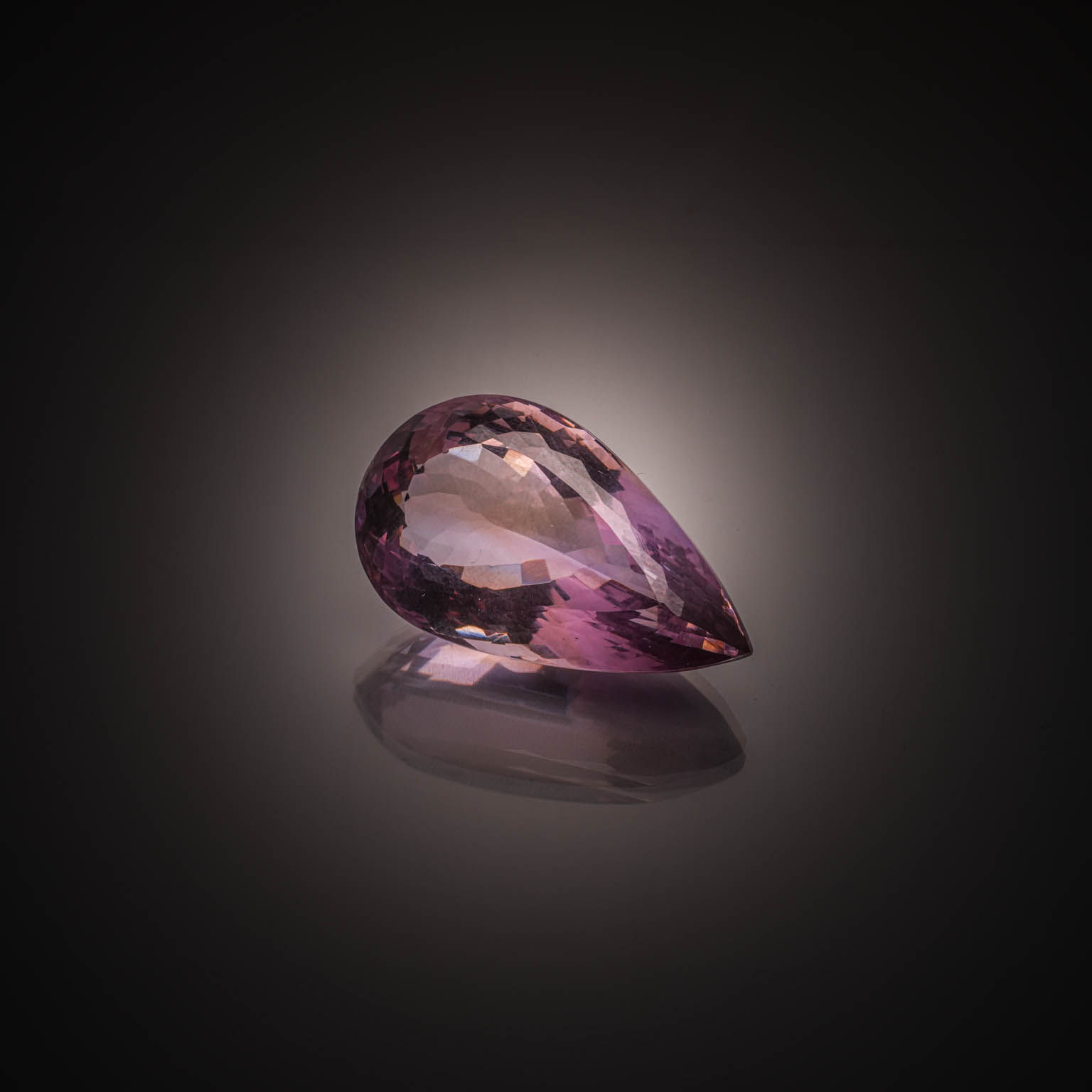 Améthyste poire sur papier. - Lazuli