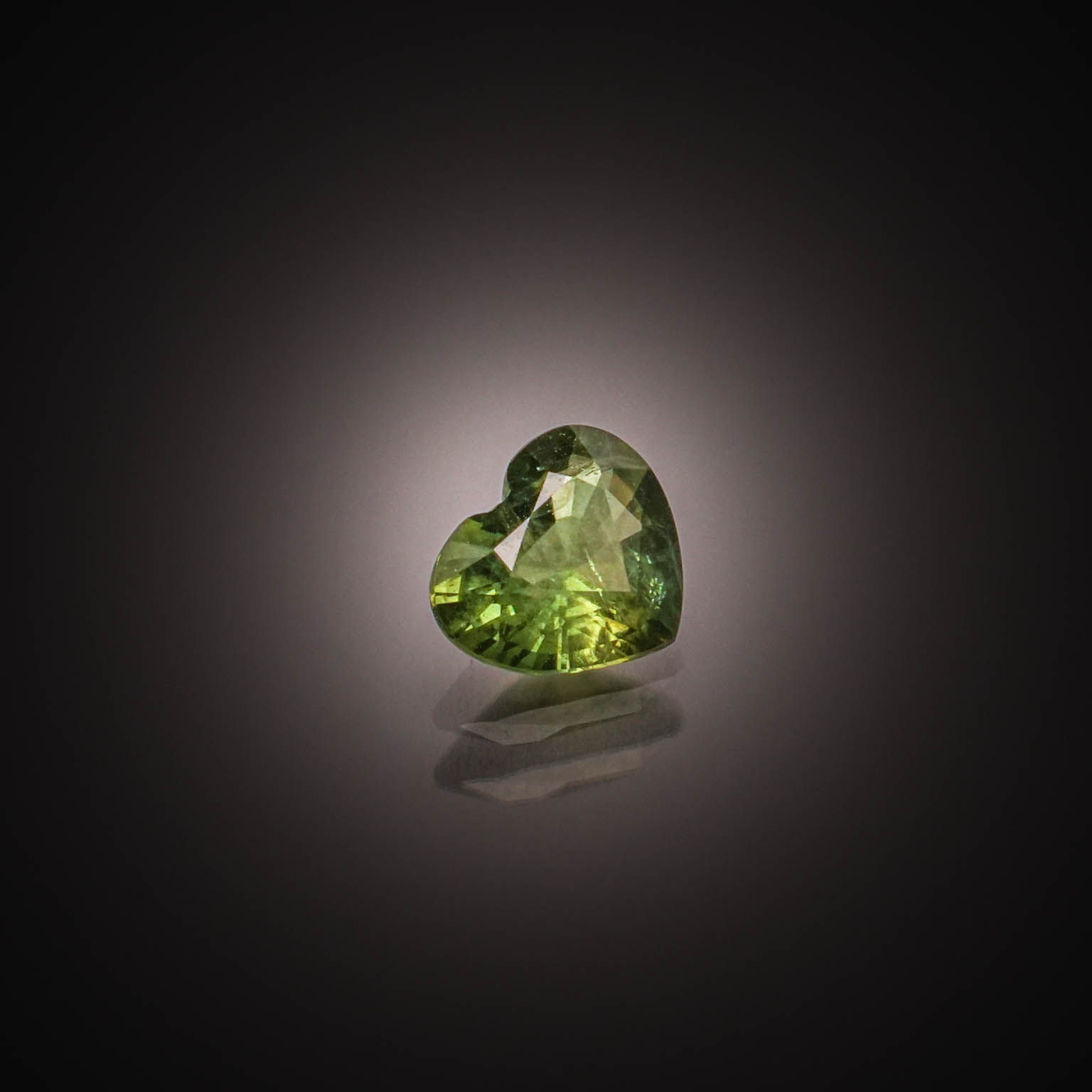 Saphir vert cœur sur papier. - Lazuli